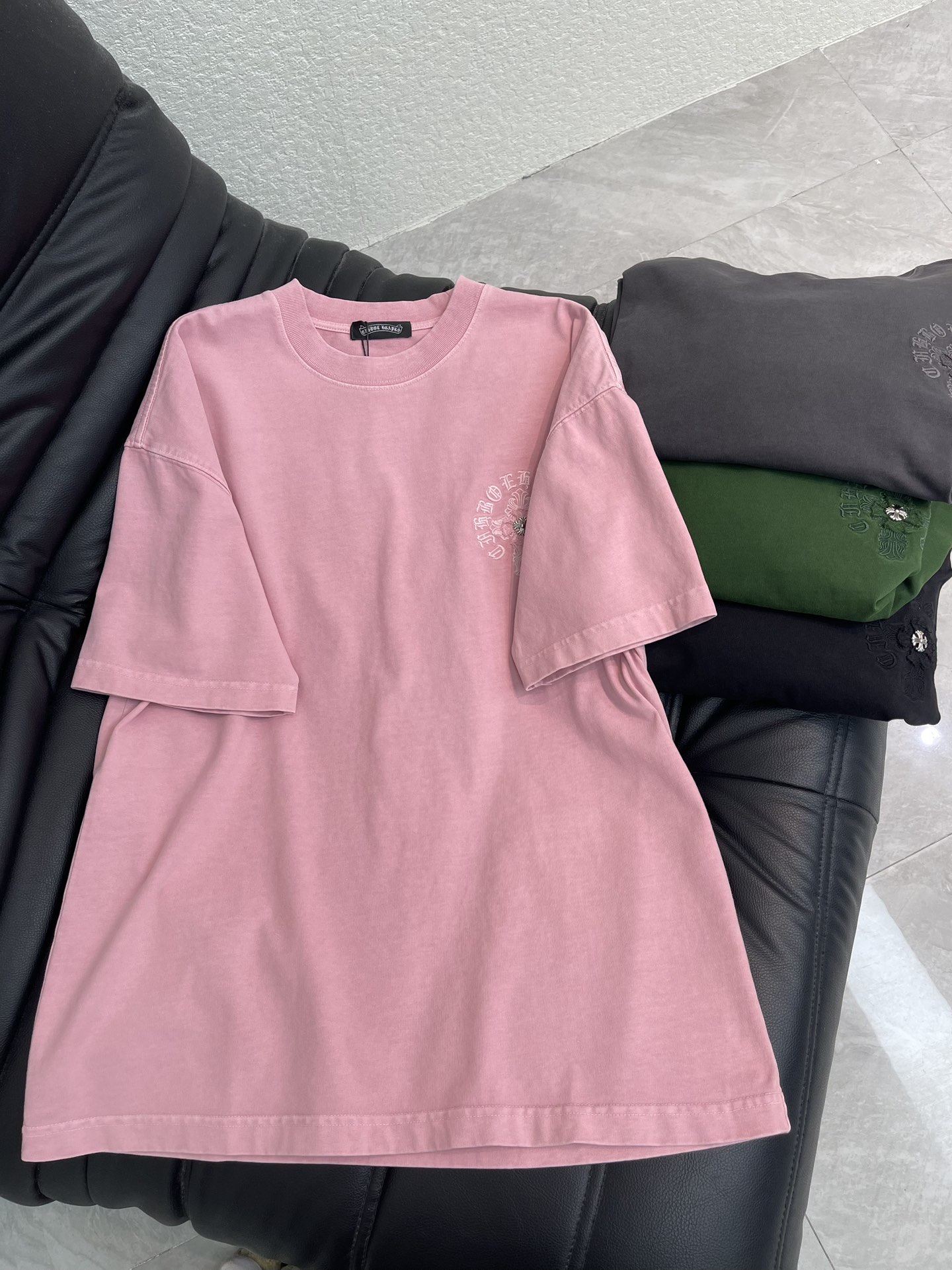 NO:733429,Chrome Hearts* Chrome Hearts 26 new cross patch embroidered letter short-sleeved T-shirt. Pure cotton washed distressed technology, washed fabrics are not limited to basic colors, but also have rich distressed effects to meet different style needs. The fabric is breathable and comfortable, and the unique design combines the brand's fashion elements, making people feel a unique artistic charm and cultural heritage. This T-shirt can make you the focus, easily control various styles, and show your personal charm. OS large version, same style for men and women!  S-XL A,,chrome hearts,chrome hearts,T-shirt,tees,t-shirt,19860909Chrome Hearts*克罗心26新款十字架贴布绣字母短袖T恤.纯棉水洗做旧工艺, 水洗面料不仅限于基础色彩,更有丰富的 做旧效果,满足不同风格需求.面料透气舒适,设计独特,融合了品牌的时尚元素,让人感受到一种独特的艺术魅力与文化底蕴.这款T恤都能让你成为焦点,轻松驾驭各种风格,展现个性魅力.OS大版型,男女同款！S-XL A,,chrome hearts,chrome hearts,T-shirt,tees，t-shirt,,Women's clothing