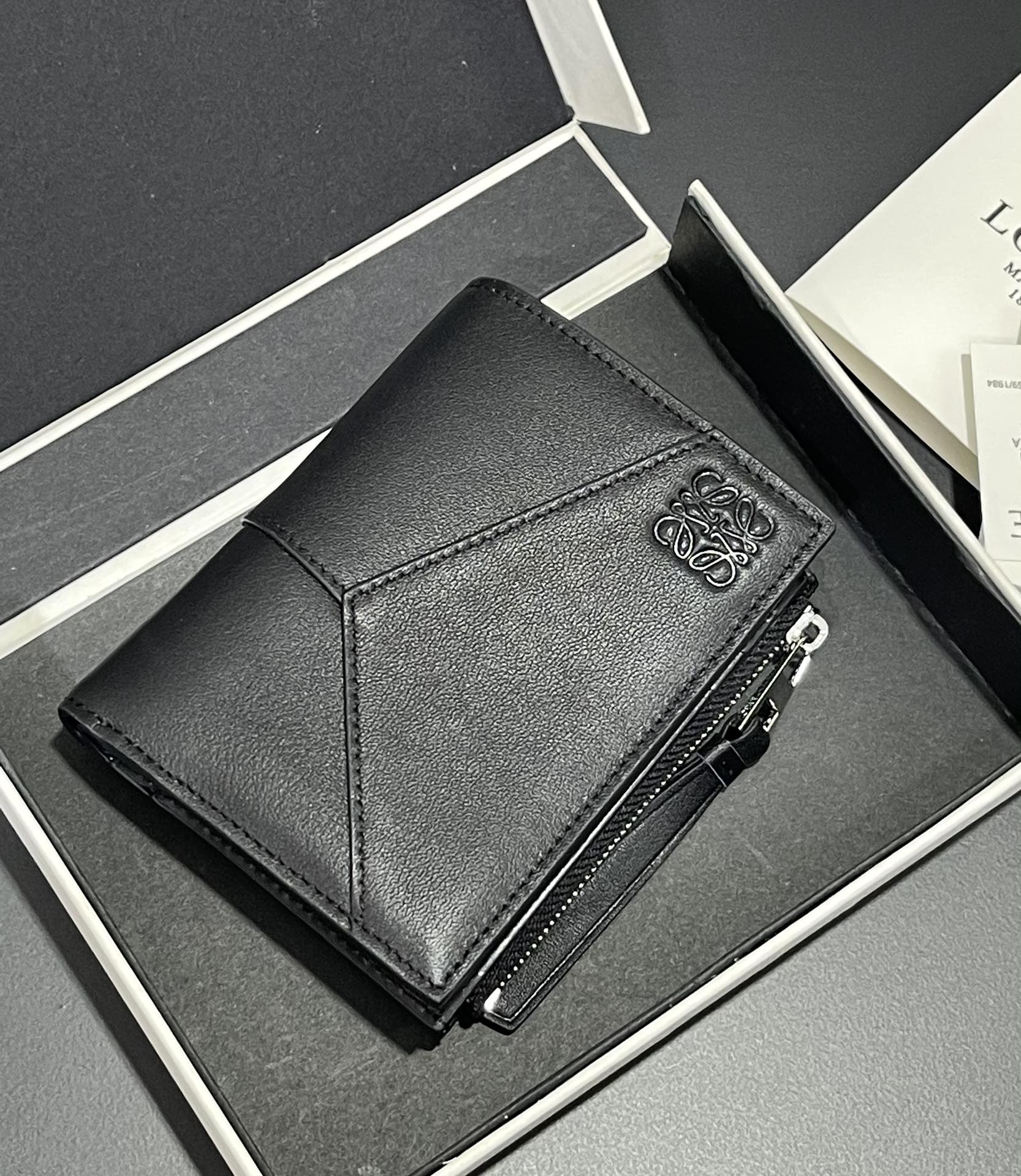 NO:718228,Men's puzzle spliced ​​bifold short wallet is made of classic Napa calfskin. It has card slots and coin pockets, and a large banknote. It is exquisite and practical. The size is 12*8.5, Loewe wallet, loewe, wallets, cowhide19860909男士puzzle 拼接对折短款钱包 选用经典的Napa小牛皮,内有卡位及零钱袋,放大钞,精致、实用.款号尺寸12*8.5,罗意威钱包,loewe,wallets,cowhide,欧美剧