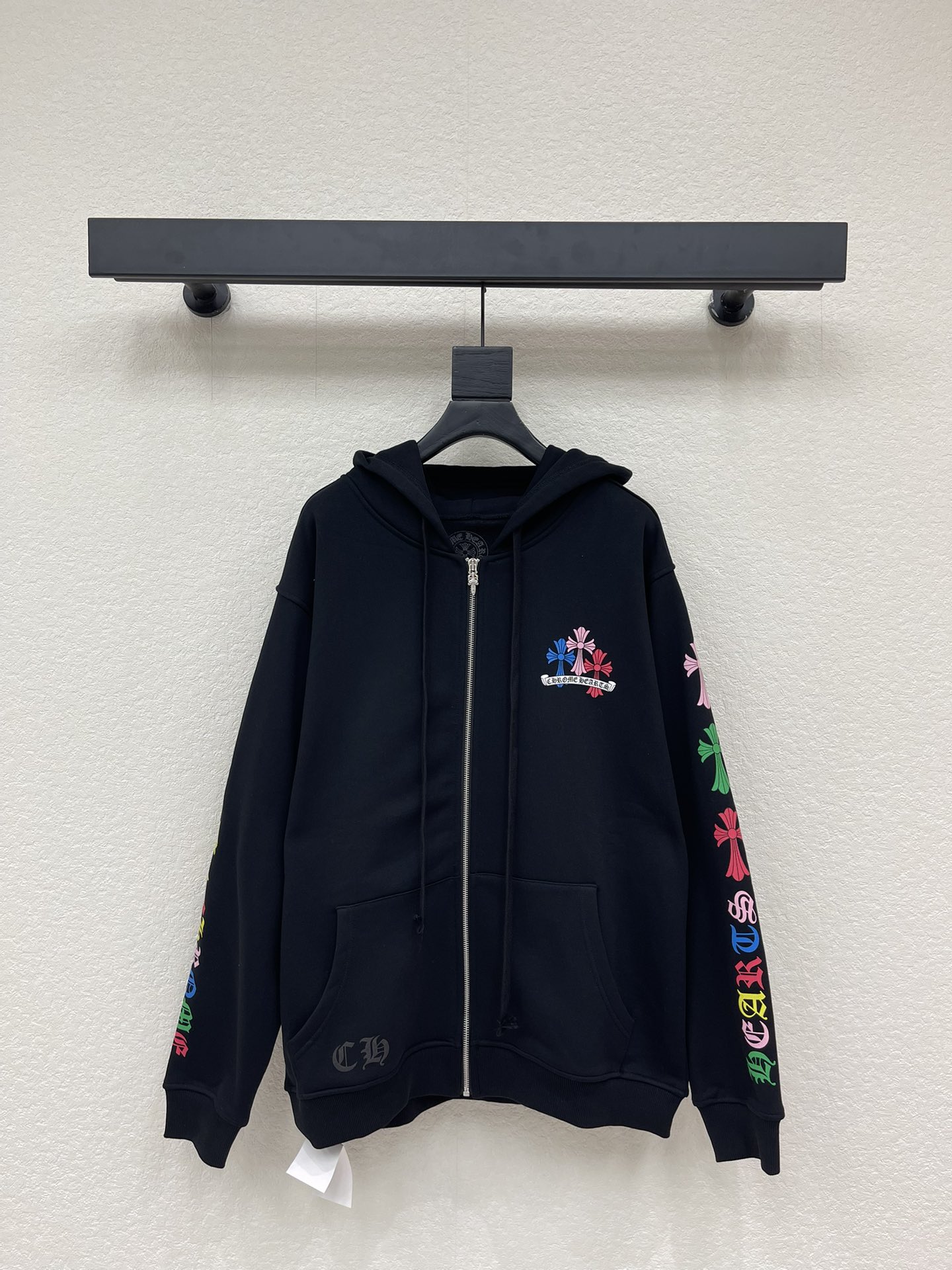 NO:734562,Chrome Heart* Chrome Heart 26 new color cross printed zipper hooded hooded sweatshirt jacket. Sanskrit cross printed letters on the front and back panels, customized silver-plated zipper pullers, kangaroo pocket design increase daily functionality, and the colorful cross printed design on both sides of the sleeves are highly recognizable! High weight pure cotton fabric, soft and comfortable, very suitable for autumn and winter, it is cool to wear with jeans or overalls, the same style for men and women!  SML,,chrome hearts,chrome hearts,hoodie,sweatshirts,jeans,jackets & coats,hats,19860909Chrome Heart*克罗心26新款彩色十字架印花拉链连帽加绒卫衣外套.前后幅梵文十字架印花字母,定制镀银拉链头,袋鼠兜设计增加日常功能性,袖子两侧的彩色十字架印花设计,辨识度超高!高克重纯棉面料,柔软舒适,秋冬穿超合适,随便搭牛仔裤or工装裤都很酷,男女同款！SML,,chrome hearts,chrome hearts,hoodie,sweatshirts,jeans,jackets & coats,hats,,Women's clothing