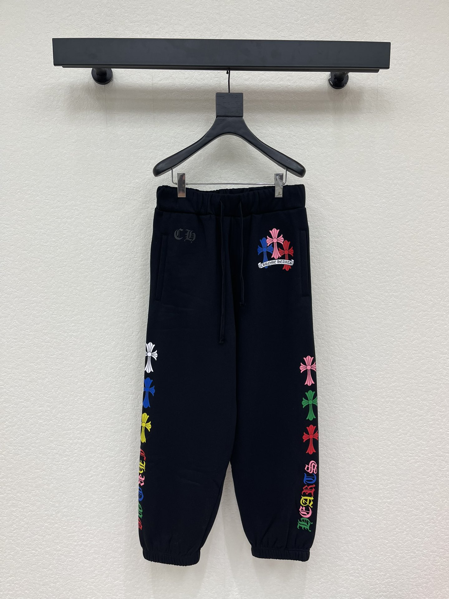 NO:734567,Chrome Heart* Chrome Heart 26 new color cross printed fleece casual sports trousers and leggings sweatpants. Sanskrit cross printed letters on the front and back panels, the version is the popular 'wide at the top and narrow at the bottom' leggings silhouette. It is matched with a drawstring waistband and colorful cross printing design on both sides, which is highly recognizable! High weight pure cotton fabric, soft and comfortable, very suitable for autumn and winter wear, the same style for men and women!  S-XL,,chrome hearts,chrome hearts,19860909Chrome Heart*克罗心26新款彩色十字架印花抓绒休闲运动长裤束脚卫裤.前后幅梵文十字架印花字母,版型为当下流行的“上宽下窄”束脚廓形 搭配抽绳腰头,两侧的彩色十字架印花设计,辨识度超高!高克重纯棉面料,柔软舒适,秋冬穿超合适,男女同款！S-XL,,chrome hearts,chrome hearts,,Women's clothing