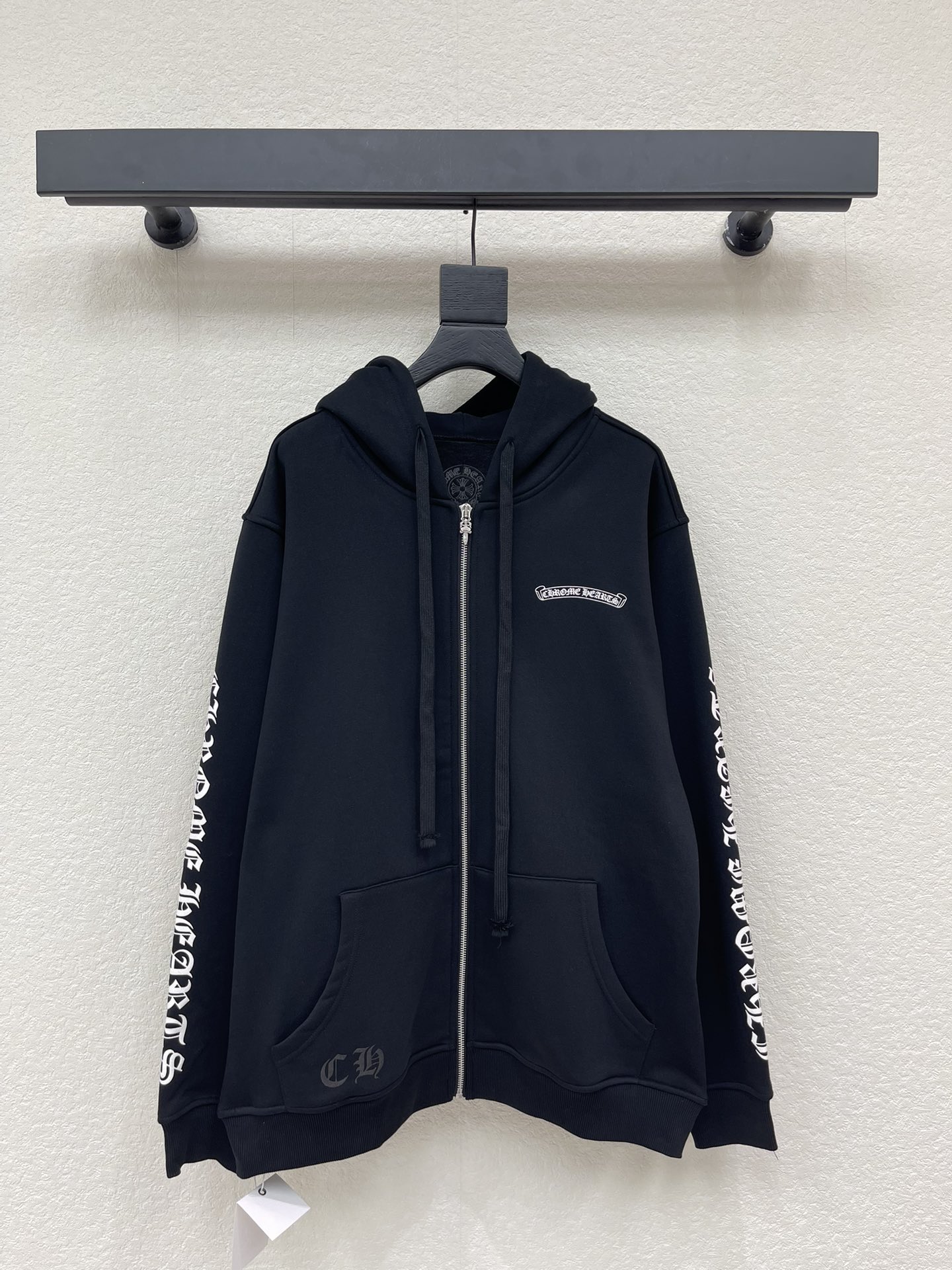 NO:734573,Chrome Heart* Chrome Heart 26 new Sanskrit printed zipper hooded fleece sweatshirt jacket. Sanskrit cross printed letters on the front and back panels, customized silver-plated zipper pullers, kangaroo pocket design increase daily functionality, Sanskrit printed design on both sides of the sleeves, highly recognizable! High weight pure cotton fabric, soft and comfortable, very suitable for autumn and winter, it looks cool with jeans or overalls, the same style for men and women!  SML,,chrome hearts,chrome hearts,hoodie,sweatshirts,jeans,jackets & coats,hats,19860909Chrome Heart*克罗心26新款梵文印花拉链连帽抓绒卫衣外套.前后幅梵文十字架印花字母,定制镀银拉链头,袋鼠兜设计增加日常功能性,袖子两侧的梵文印花设计,辨识度超高!高克重纯棉面料,柔软舒适,秋冬穿超合适,随便搭牛仔裤or工装裤都很酷,男女同款！SML,,chrome hearts,chrome hearts,hoodie,sweatshirts,jeans,jackets & coats,hats,,Women's clothing