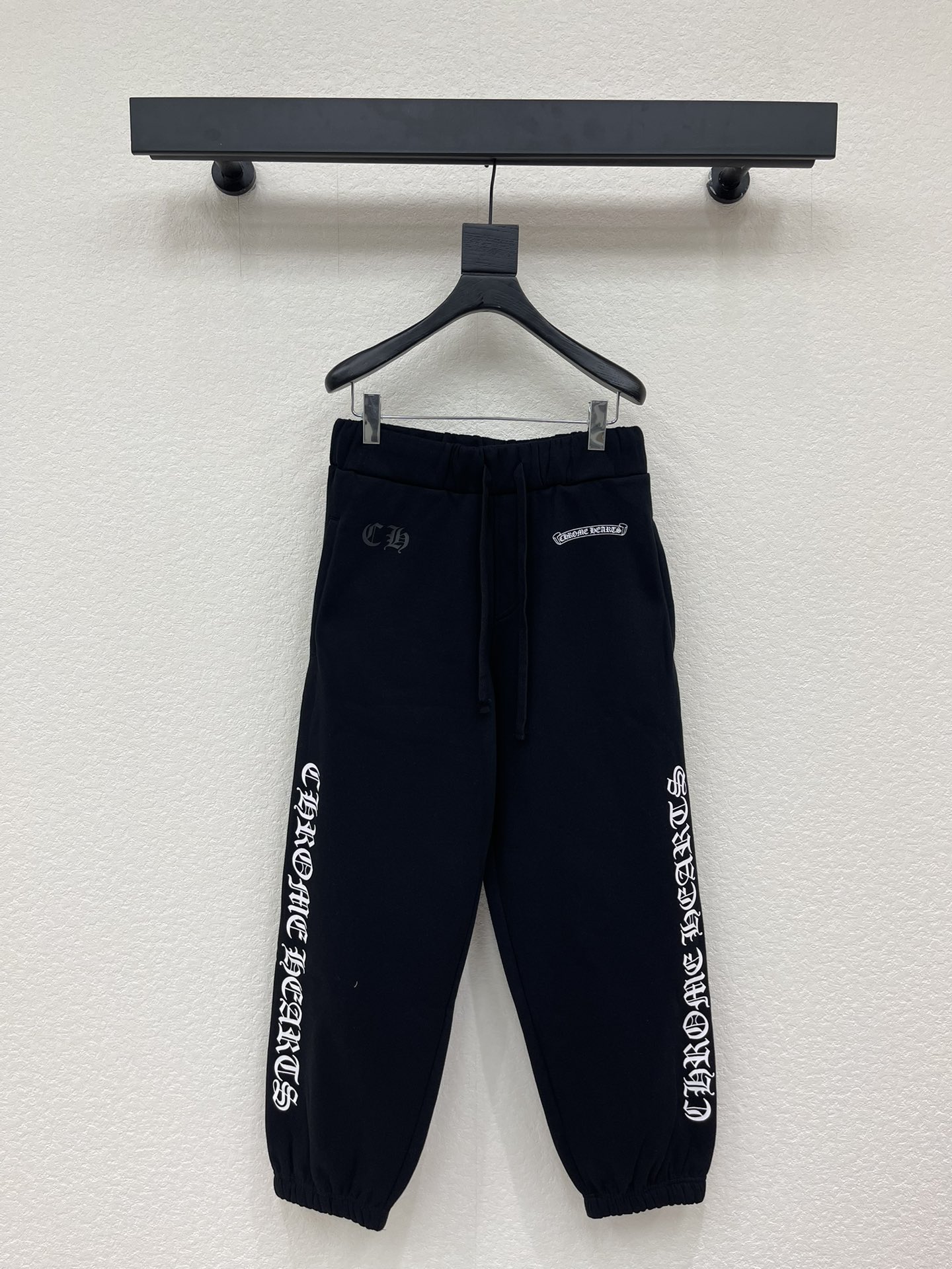 NO:734579,Chrome Heart* Chrome Heart 26 new Sanskrit printed fleece casual sports trousers and leggings sweatpants. Sanskrit cross printed letters on the front and back panels, and the version is the popular 'wide at the top and narrow at the bottom' legging silhouette. With a drawstring waistband and Sanskrit printing design on both sides, it is highly recognizable! High-weight pure cotton fabric, soft and comfortable, very suitable for autumn and winter, the same style for men and women!  S-XL,,chrome hearts,chrome hearts,19860909Chrome Heart*克罗心26新款梵文印花抓绒休闲运动长裤束脚卫裤.前后幅梵文十字架印花字母,版型为当下流行的“上宽下窄”束脚廓形 搭配抽绳腰头,两侧的梵文印花设计,辨识度超高!高克重纯棉面料,柔软舒适,秋冬穿超合适,男女同款！S-XL,,chrome hearts,chrome hearts,,Women's clothing