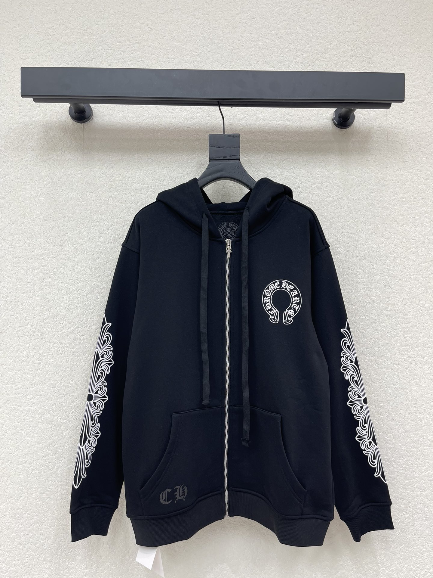 NO:734585,Chrome Heart* Chrome Heart 26 new horseshoe print unicorn zipper hooded fleece sweatshirt jacket. Sanskrit printed letters on the front and rear panels, customized silver-plated zipper pullers, kangaroo pocket design increase daily functionality, unicorn arm print design on both sides of the sleeves, highly recognizable! High-gram weight pure cotton fabric, soft and comfortable, very suitable for autumn and winter, it is cool to wear with jeans or overalls, the same style for men and women!  SML,,chrome hearts,chrome hearts,qeelin,hoodie,sweatshirts,jeans,jackets & coats,hats,19860909Chrome Heart*克罗心26新款马蹄印麒麟拉链连帽抓绒卫衣外套.前后幅梵文印花字母,定制镀银拉链头,袋鼠兜设计增加日常功能性,袖子两侧的麒麟臂印花设计,辨识度超高!高克重纯棉面料,柔软舒适,秋冬穿超合适,随便搭牛仔裤or工装裤都很酷,男女同款！SML,,chrome hearts,chrome hearts,qeelin,hoodie,sweatshirts,jeans,jackets & coats,hats,,Women's clothing