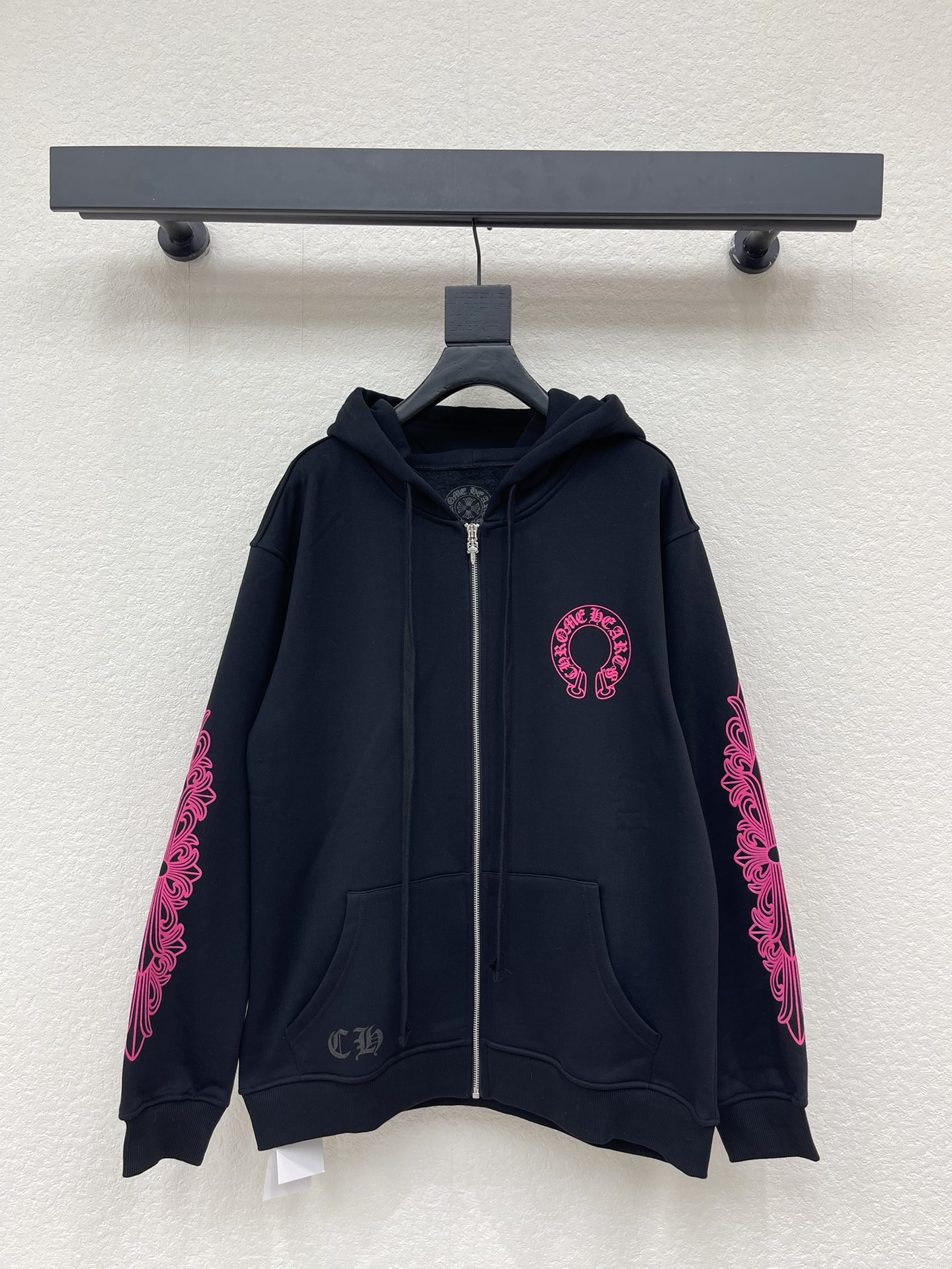 NO:734596,Chrome Heart* Chrome Heart 26 new pink double-sleeved cross vine back horseshoe print zipper hooded velvet sweatshirt jacket. Horseshoe Sanskrit printed letters on the front and rear panels, customized silver-plated zipper pullers, kangaroo pocket design increase daily functionality, pink unicorn arm print design on both sides of the sleeves, highly recognizable! High weight pure cotton fabric, soft and comfortable, very suitable for autumn and winter, it is cool to wear with jeans or overalls, the same style for men and women!  SML,,chrome hearts,chrome hearts,qeelin,hoodie,sweatshirts,jeans,jackets & coats,hats,19860909Chrome Heart*克罗心26新款粉色双袖十字藤蔓后背马蹄印花拉链连帽加绒卫衣外套.前后幅马蹄梵文印花字母,定制镀银拉链头,袋鼠兜设计增加日常功能性,袖子两侧的粉色麒麟臂印花设计,辨识度超高!高克重纯棉面料,柔软舒适,秋冬穿超合适,随便搭牛仔裤or工装裤都很酷,男女同款！SML,,chrome hearts,chrome hearts,qeelin,hoodie,sweatshirts,jeans,jackets & coats,hats,,Women's clothing