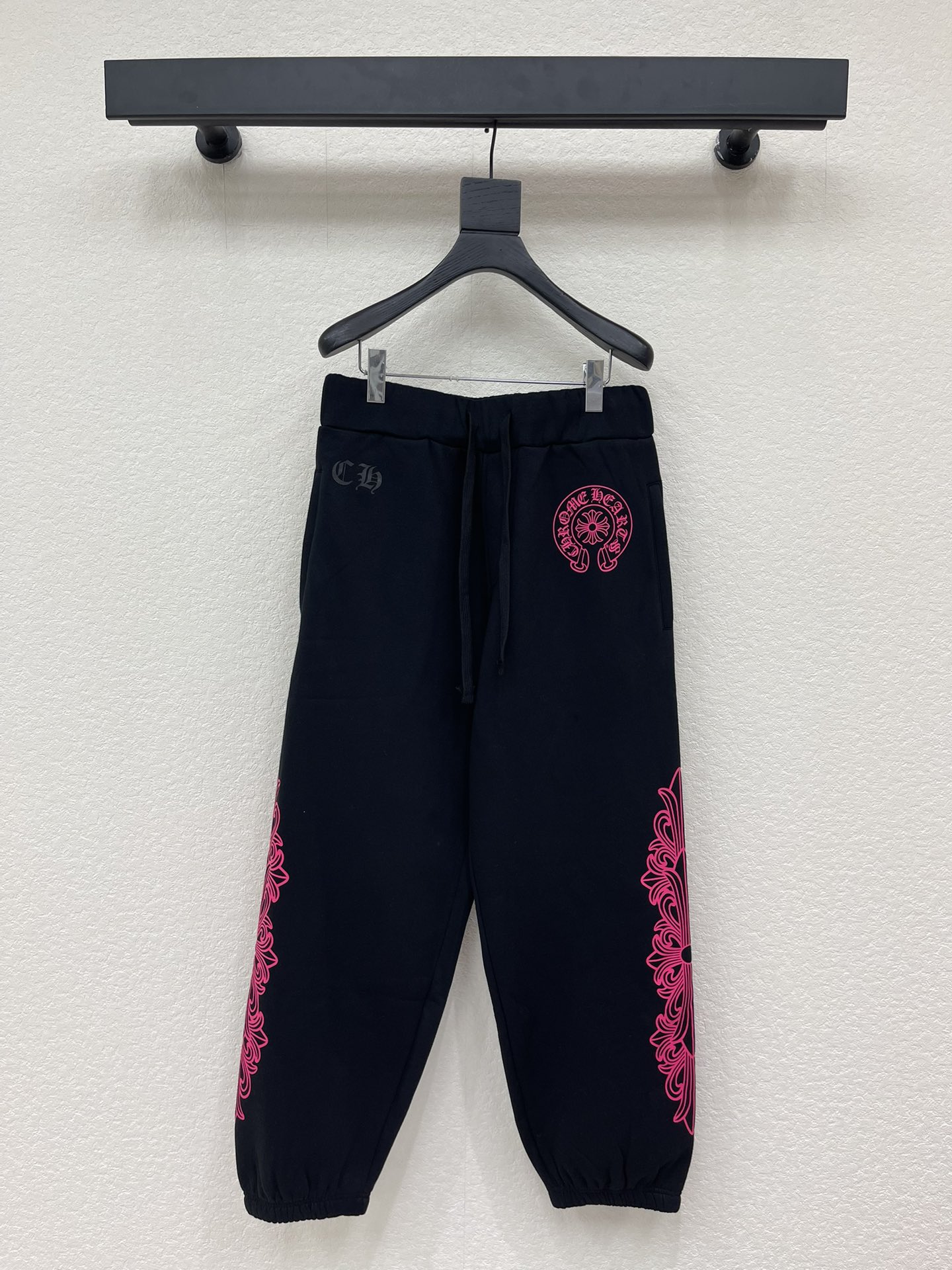 NO:734601,Chrome Heart* Chrome Heart 26 new pink cross vine printed fleece casual sports trousers and leggings sweatpants. Sanskrit printed letters on the front, the version is the popular 'wide at the top and narrow at the bottom' leggings silhouette. It is equipped with a drawstring waist and pink printed design on both sides, which is highly recognizable! High-weight pure cotton fabric, soft and comfortable, very suitable for autumn and winter, the same style for men and women!  S-XL,,chrome hearts,chrome hearts,19860909Chrome Heart*克罗心26新款粉色十字藤蔓印花抓绒休闲运动长裤束脚卫裤.前幅梵文印花字母,版型为当下流行的“上宽下窄”束脚廓形 搭配抽绳腰头,两侧的粉色印花设计,辨识度超高!高克重纯棉面料,柔软舒适,秋冬穿超合适,男女同款！S-XL,,chrome hearts,chrome hearts,,Women's clothing