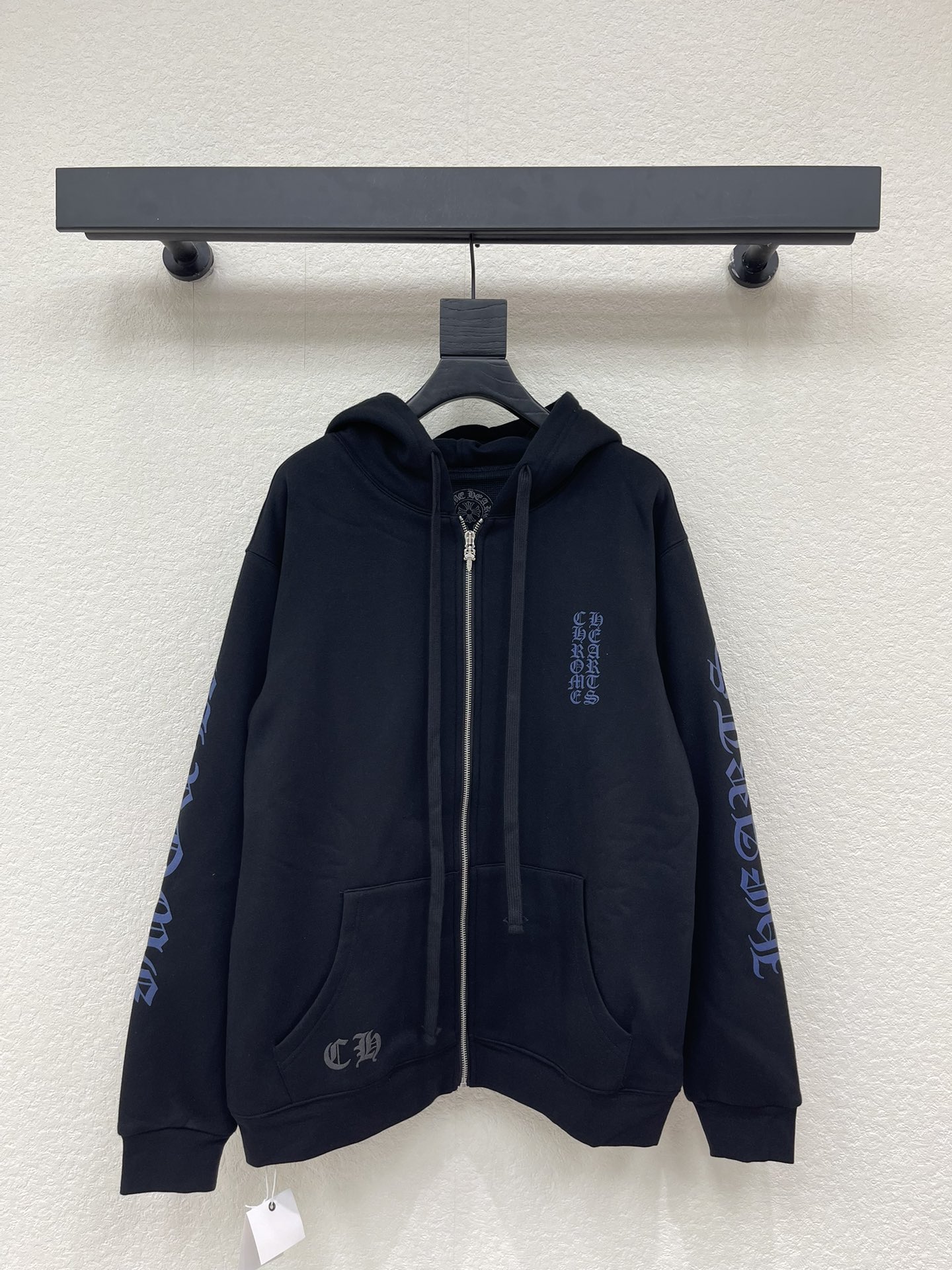 NO:734606,Chrome Heart* Chrome Heart 26 new blue Sanskrit printed zipper hooded sweatshirt jacket. Waffle lining on the inside, Sanskrit printed letters on the front and rear panels, customized silver-plated zipper pullers, kangaroo pocket design to increase daily functionality, blue Sanskrit printed design on both sides of the sleeves, highly recognizable! High-weight pure cotton fabric, soft and comfortable, very suitable for autumn and winter, it looks cool with jeans or overalls, the same style for men and women!  SML,,chrome hearts,chrome hearts,hoodie,sweatshirts,jeans,jackets & coats,hats,19860909Chrome Heart*克罗心26新款蓝色梵文印花拉链连帽卫衣外套.内里华夫格内衬,前后幅梵文印花字母,定制镀银拉链头,袋鼠兜设计增加日常功能性,袖子两侧的蓝色梵文印花设计,辨识度超高!高克重纯棉面料,柔软舒适,秋冬穿超合适,随便搭牛仔裤or工装裤都很酷,男女同款！SML,,chrome hearts,chrome hearts,hoodie,sweatshirts,jeans,jackets & coats,hats,,Women's clothing