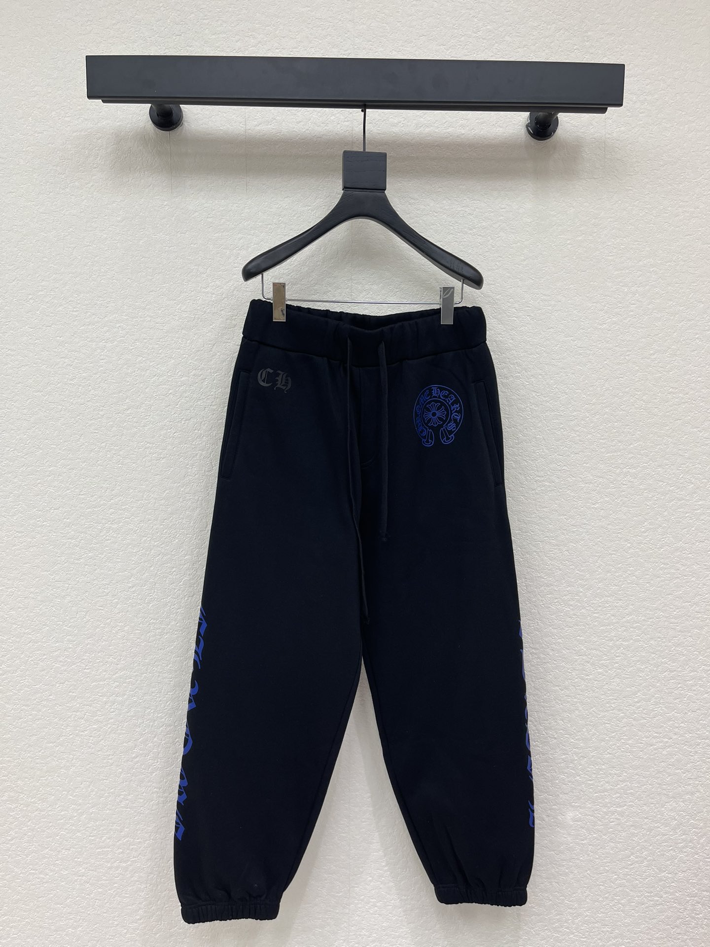 NO:734611,Chrome Heart* Chrome Heart 26 new blue Sanskrit printed casual sports trousers and leggings sweatpants. Sanskrit printed letters on the front, the version is the popular 'wide at the top and narrow at the bottom' leggings silhouette. With a drawstring waistband, the electric blue Sanskrit printing design on both sides is highly recognizable! High-weight pure cotton fabric, soft and comfortable, very suitable for autumn and winter, the same style for men and women!  S-XL,,chrome hearts,chrome hearts,19860909Chrome Heart*克罗心26新款蓝色梵文印花休闲运动长裤束脚卫裤.前幅梵文印花字母,版型为当下流行的“上宽下窄”束脚廓形 搭配抽绳腰头,两侧的电光蓝梵文印花设计,辨识度超高!高克重纯棉面料,柔软舒适,秋冬穿超合适,男女同款！S-XL,,chrome hearts,chrome hearts,,Women's clothing