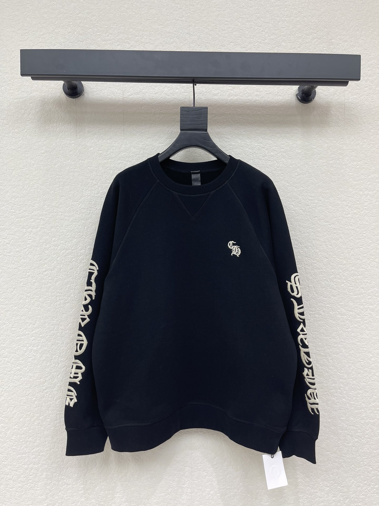 NO:734616,Chrome Heart* Chrome Heart 26 new round-neck sweatshirt with Sanskrit letter embroidery. Made of terry cotton fabric, soft and thick, super comfortable to wear in autumn and winter!  Three-dimensional embroidery of Sanskrit letters on both sleeves is full of details and full of fashion sense. The loose version is highly tolerant and goes well with jeans or casual pants. It can be easily worn for daily outings and street wear. Simple and versatile, comfortable and stylish, it is a must-have item for high street fashion!  Same style for men and women!  S-XL,,chrome hearts,chrome hearts,hoodie,sweatshirts,jeans,19860909Chrome Heart*克罗心26新款梵文字母刺绣圆领卫衣.采用毛圈纯棉面料,柔软又厚实,秋冬穿超舒服！双袖梵文字母立体刺绣,细节满满,潮流感拉满.宽松版型,包容性强,搭配牛仔裤或休闲裤都很OK,日常出街、街头穿搭都能轻松驾驭.简约百搭,舒适又有型,是高街潮流必备单品！男女同款！S-XL,,chrome hearts,chrome hearts,hoodie,sweatshirts,jeans,,Women's clothing