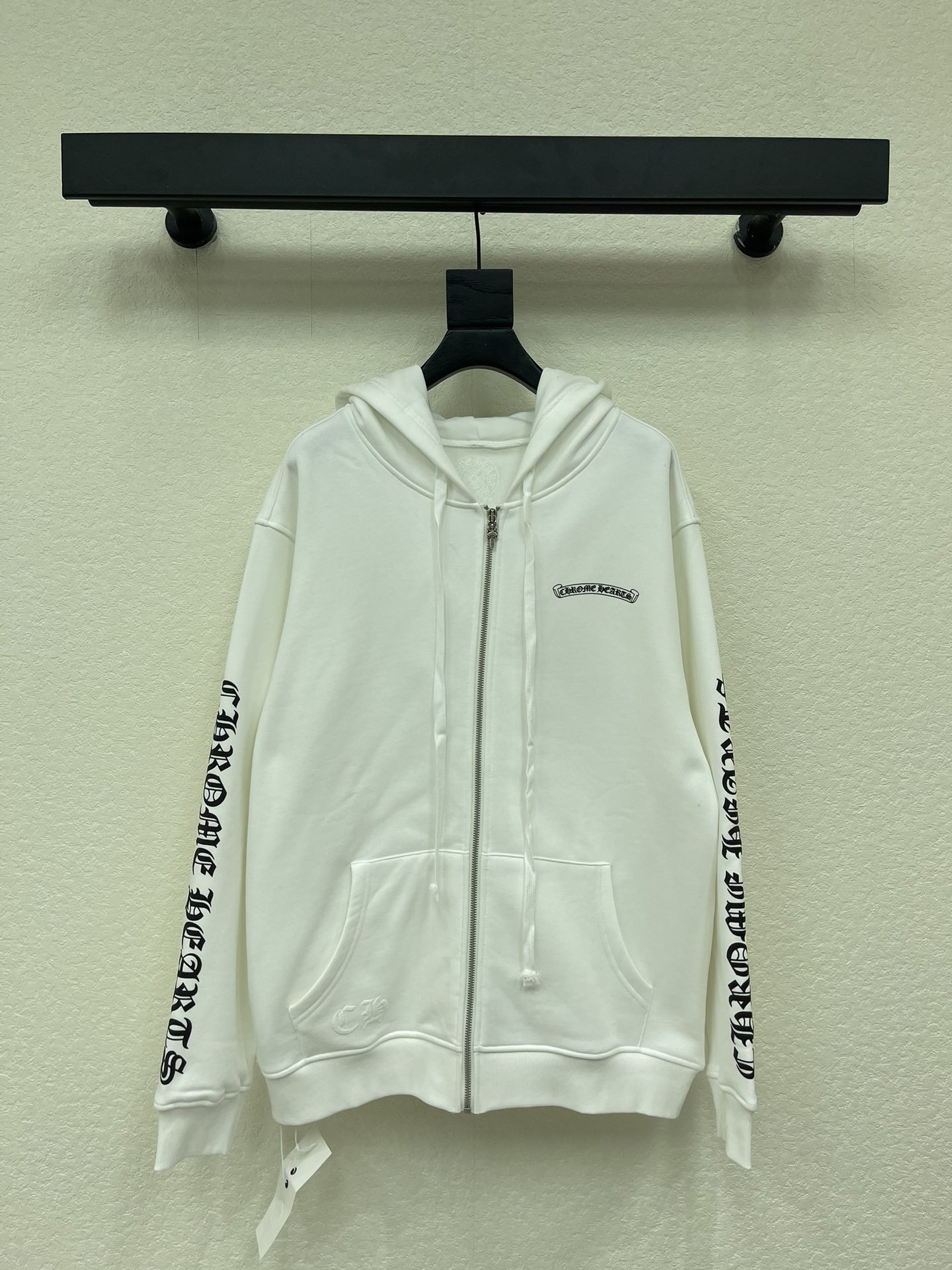 NO:734569,Chrome Heart* Chrome Heart 26 new Sanskrit printed zipper hooded fleece sweatshirt jacket. Sanskrit cross printed letters on the front and back panels, customized silver-plated zipper pullers, kangaroo pocket design increase daily functionality, Sanskrit printed design on both sides of the sleeves, highly recognizable! High weight pure cotton fabric, soft and comfortable, very suitable for autumn and winter, it looks cool with jeans or overalls, the same style for men and women!  SML,,chrome hearts,chrome hearts,hoodie,sweatshirts,jeans,jackets & coats,hats,19860909Chrome Heart*克罗心26新款梵文印花拉链连帽抓绒卫衣外套.前后幅梵文十字架印花字母,定制镀银拉链头,袋鼠兜设计增加日常功能性,袖子两侧的梵文印花设计,辨识度超高!高克重纯棉面料,柔软舒适,秋冬穿超合适,随便搭牛仔裤or工装裤都很酷,男女同款！SML,,chrome hearts,chrome hearts,hoodie,sweatshirts,jeans,jackets & coats,hats,,Women's clothing