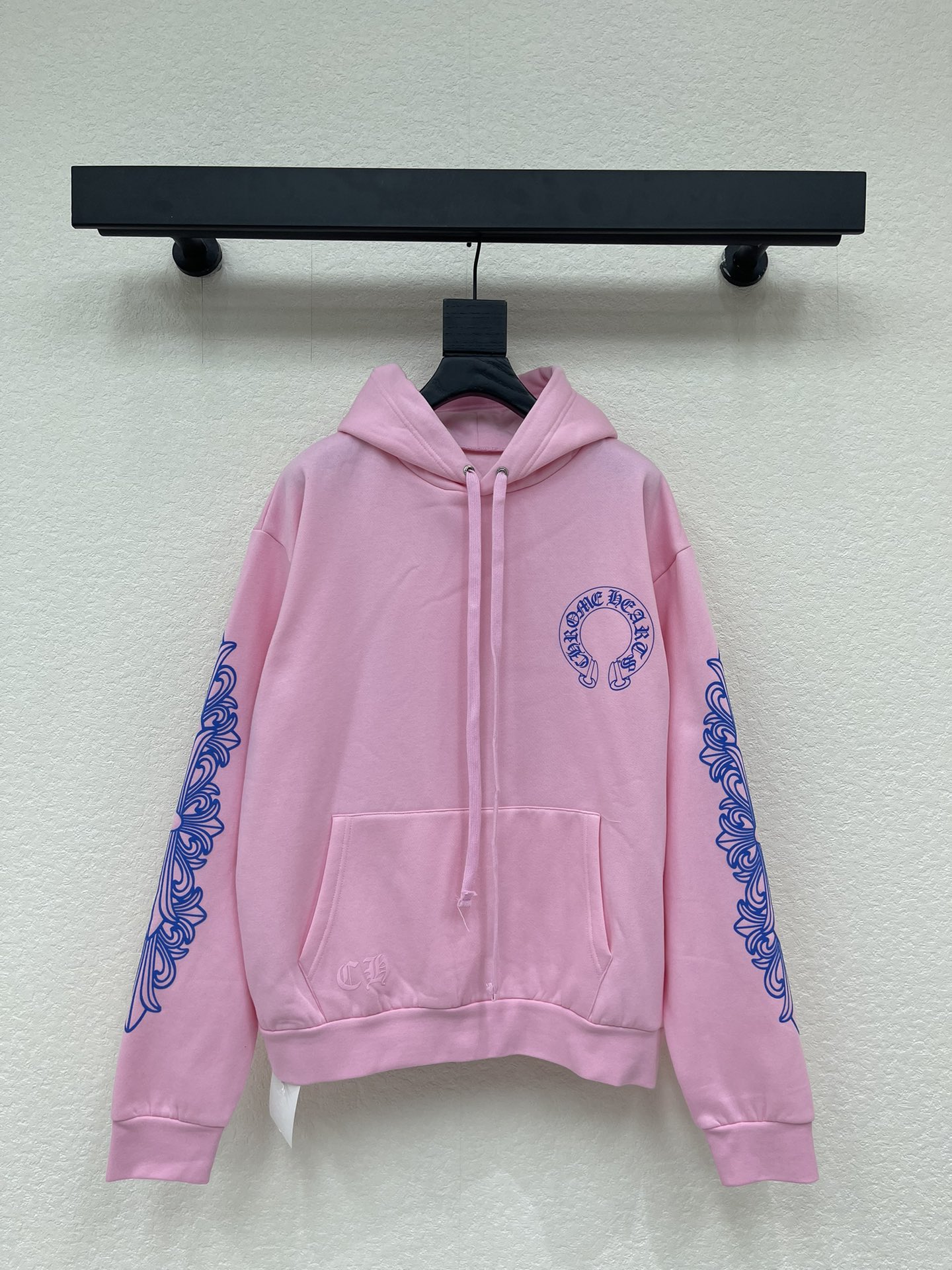 NO:734575,Chrome Heart* Chrome Heart 26 new pink horseshoe cross flower arm New York anniversary limited hooded fleece sweatshirt jacket. Horseshoe Sanskrit printed letters on the front and back, kangaroo pocket design increase daily functionality, unicorn arm printing design on both sides of the sleeves, highly recognizable! High weight pure cotton fabric, soft and comfortable, very suitable for autumn and winter, it is cool to wear with jeans or overalls, the same style for men and women!  SML,,chrome hearts,chrome hearts,qeelin,hoodie,sweatshirts,jeans,jackets & coats,hats,19860909Chrome Heart*克罗心26新款粉色马蹄十字花臂纽约周年限定连帽抓绒卫衣外套.前后幅马蹄梵文印花字母,袋鼠兜设计增加日常功能性,袖子两侧的麒麟臂印花设计,辨识度超高!高克重纯棉面料,柔软舒适,秋冬穿超合适,随便搭牛仔裤or工装裤都很酷,男女同款！SML,,chrome hearts,chrome hearts,qeelin,hoodie,sweatshirts,jeans,jackets & coats,hats,,Women's clothing