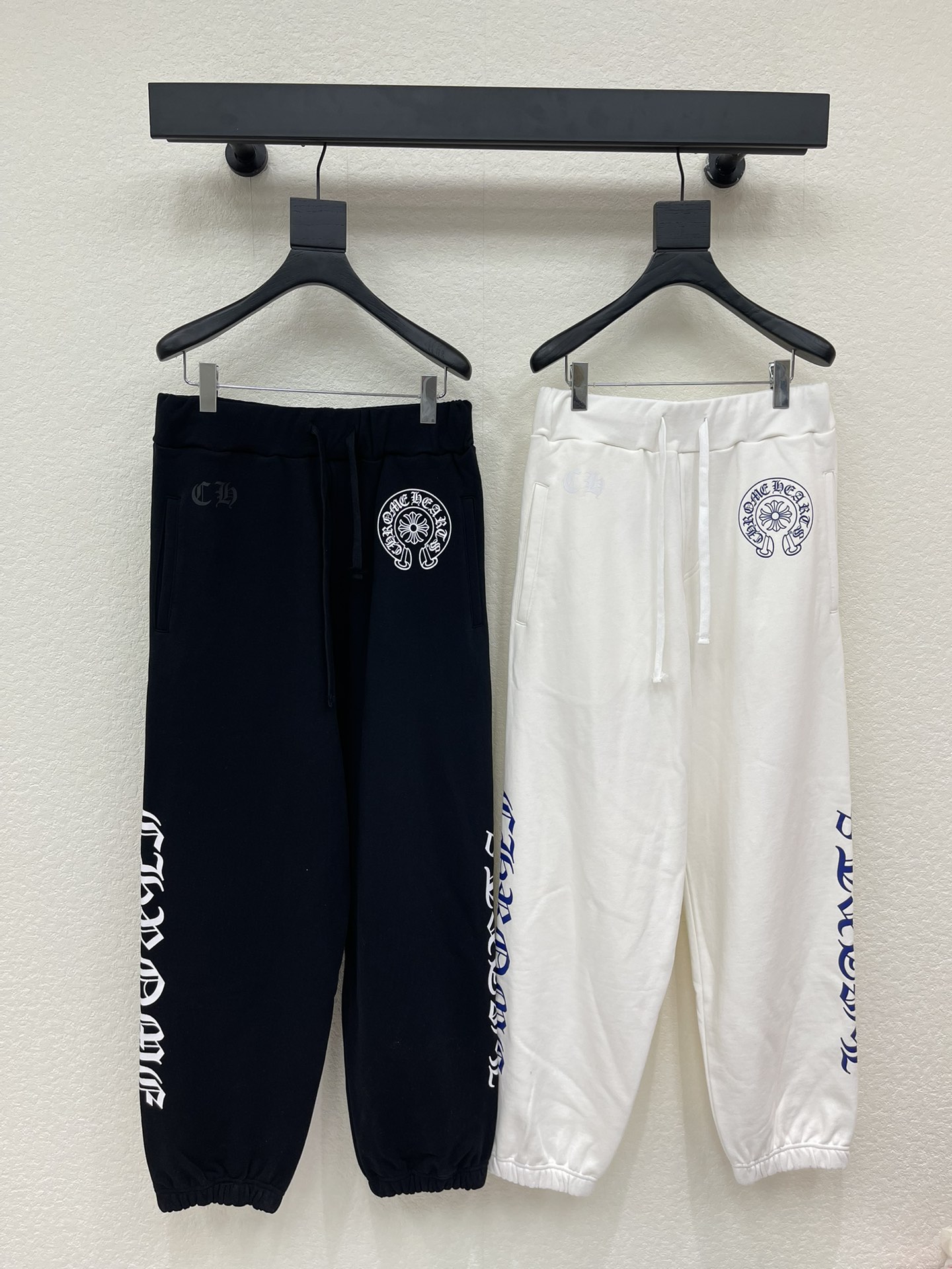 NO:734592,Chrome Heart* Chrome Heart 26 new Sanskrit printed fleece casual sports trousers and leggings sweatpants. Sanskrit printed letters on the front, the version is the popular 'wide at the top and narrow at the bottom' leggings silhouette. With a drawstring waistband and Sanskrit printing design on both sides, it is highly recognizable! High-weight pure cotton fabric, soft and comfortable, very suitable for autumn and winter, the same style for men and women!  S-XL,,chrome hearts,chrome hearts,19860909Chrome Heart*克罗心26新款梵文印花抓绒休闲运动长裤束脚卫裤.前幅梵文印花字母,版型为当下流行的“上宽下窄”束脚廓形 搭配抽绳腰头,两侧的梵文印花设计,辨识度超高!高克重纯棉面料,柔软舒适,秋冬穿超合适,男女同款！S-XL,,chrome hearts,chrome hearts,,Women's clothing