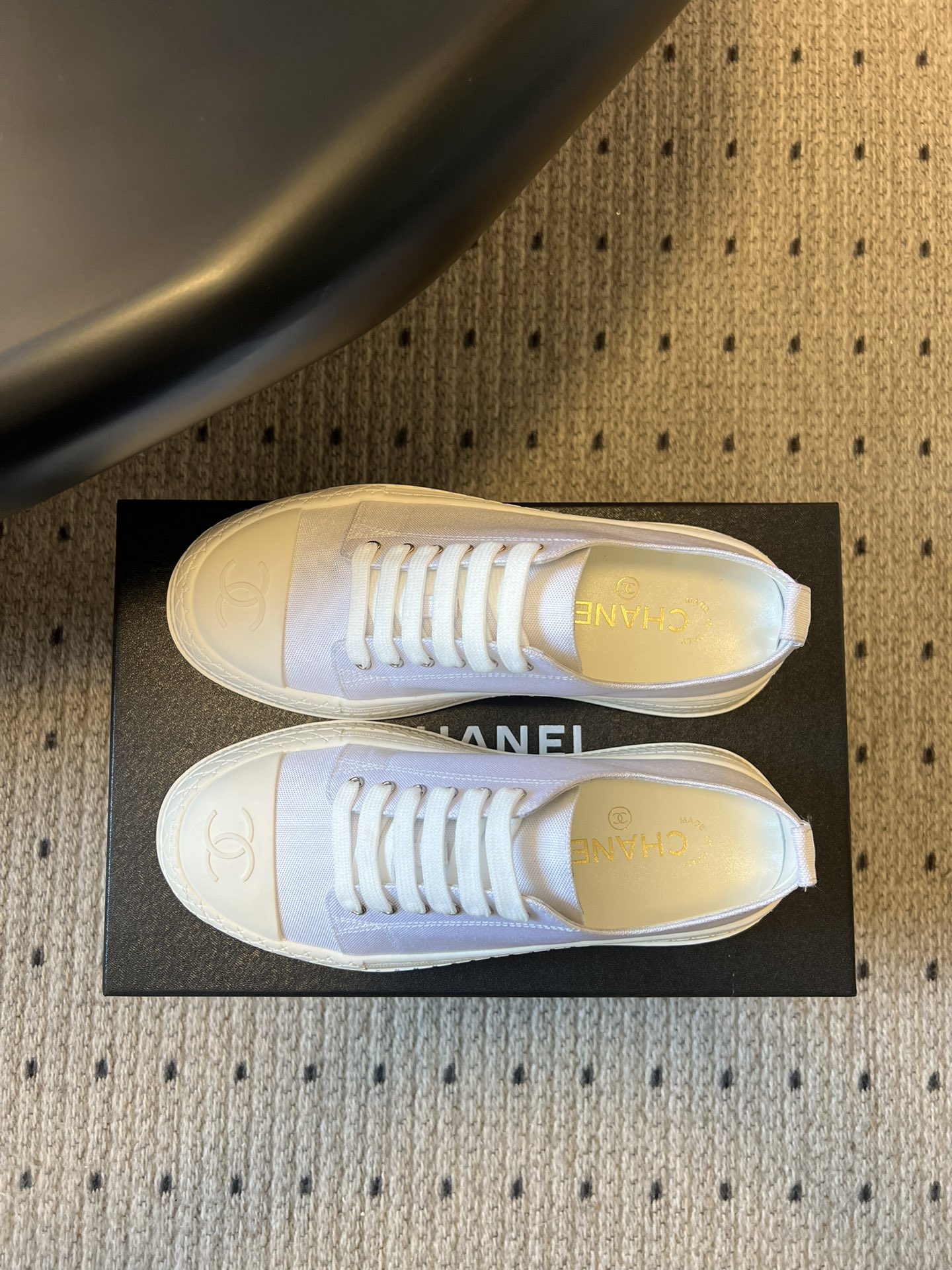 Chane*26ss早春新款菱格厚底休闲鞋采用小羊皮或小牛皮制作，触感柔软细腻，兼具透气性与质感，上脚舒