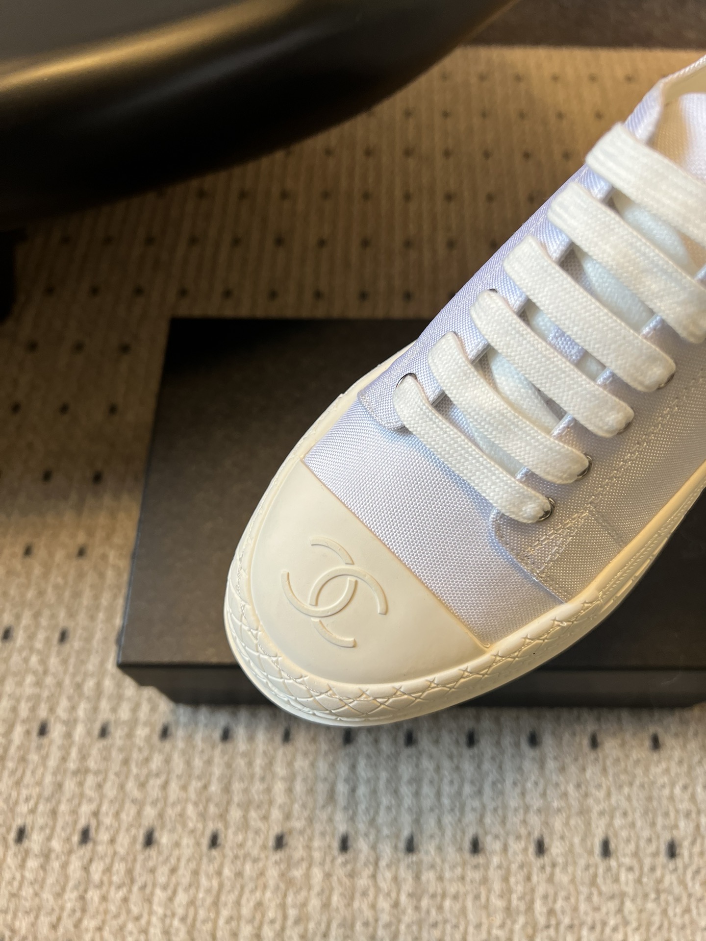 Chane*26ss早春新款菱格厚底休闲鞋采用小羊皮或小牛皮制作，触感柔软细腻，兼具透气性与质感，上脚舒