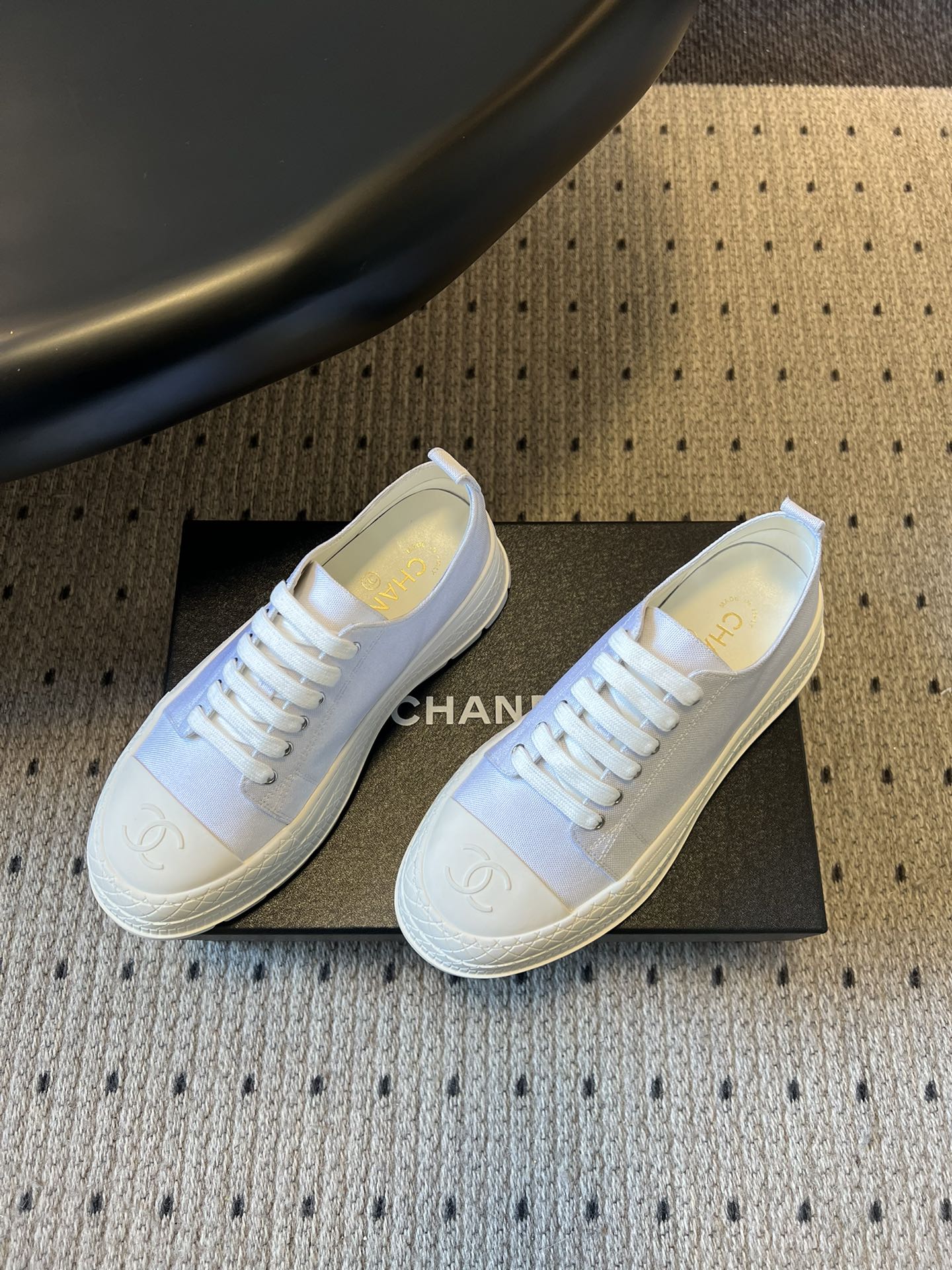 Chane*26ss早春新款菱格厚底休闲鞋采用小羊皮或小牛皮制作，触感柔软细腻，兼具透气性与质感，上脚舒