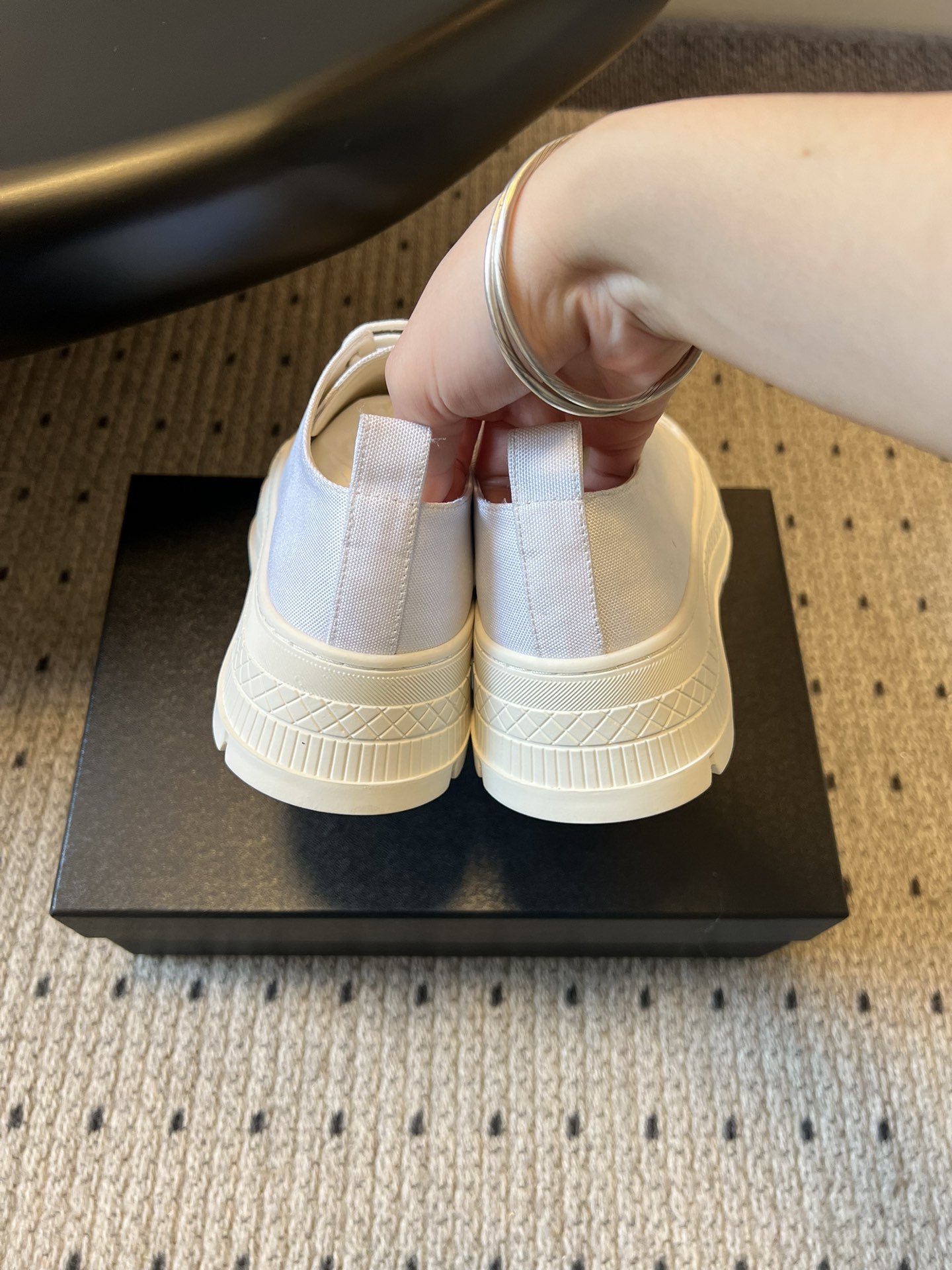 Chane*26ss早春新款菱格厚底休闲鞋采用小羊皮或小牛皮制作，触感柔软细腻，兼具透气性与质感，上脚舒