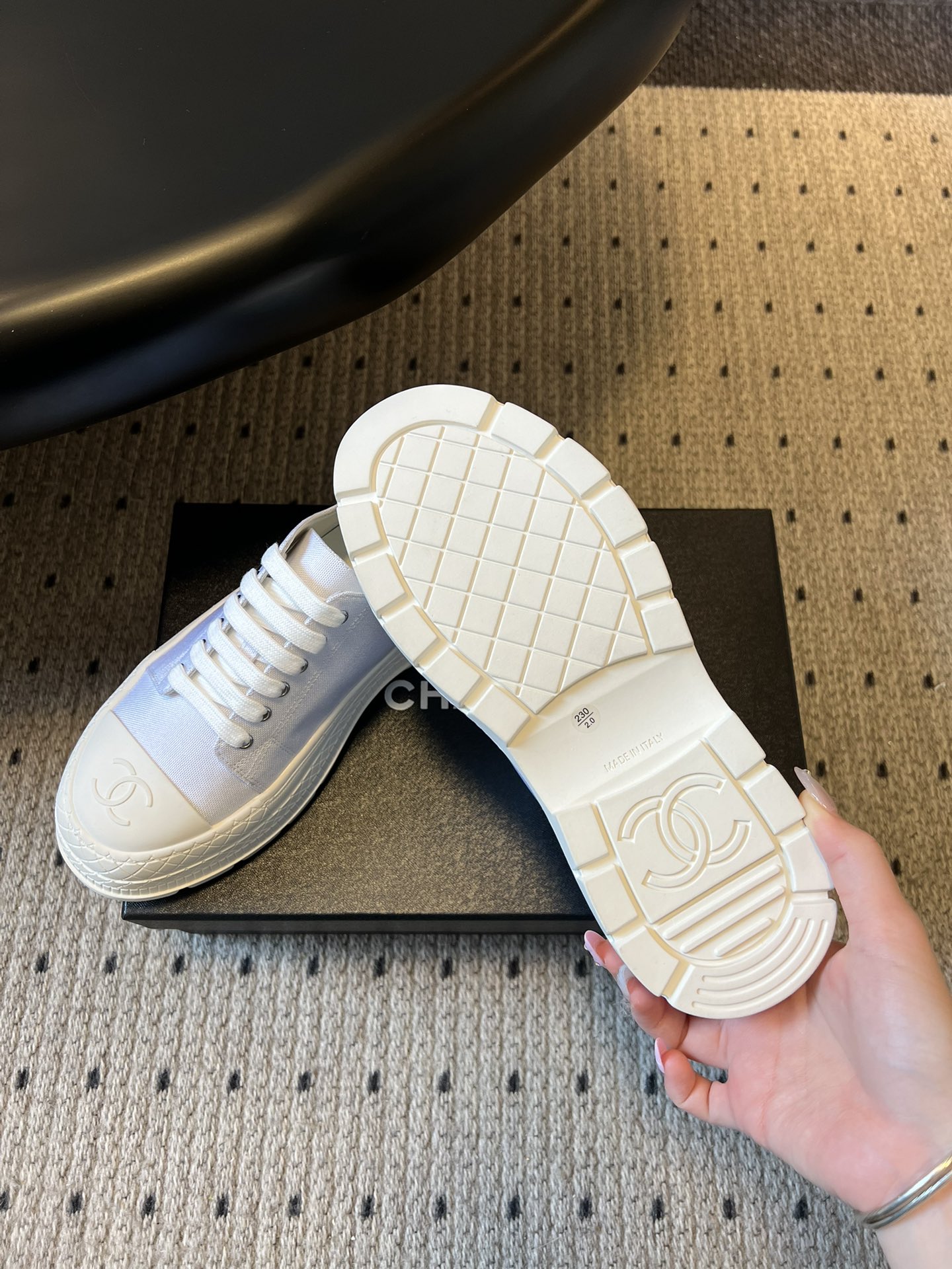 Chane*26ss早春新款菱格厚底休闲鞋采用小羊皮或小牛皮制作，触感柔软细腻，兼具透气性与质感，上脚舒