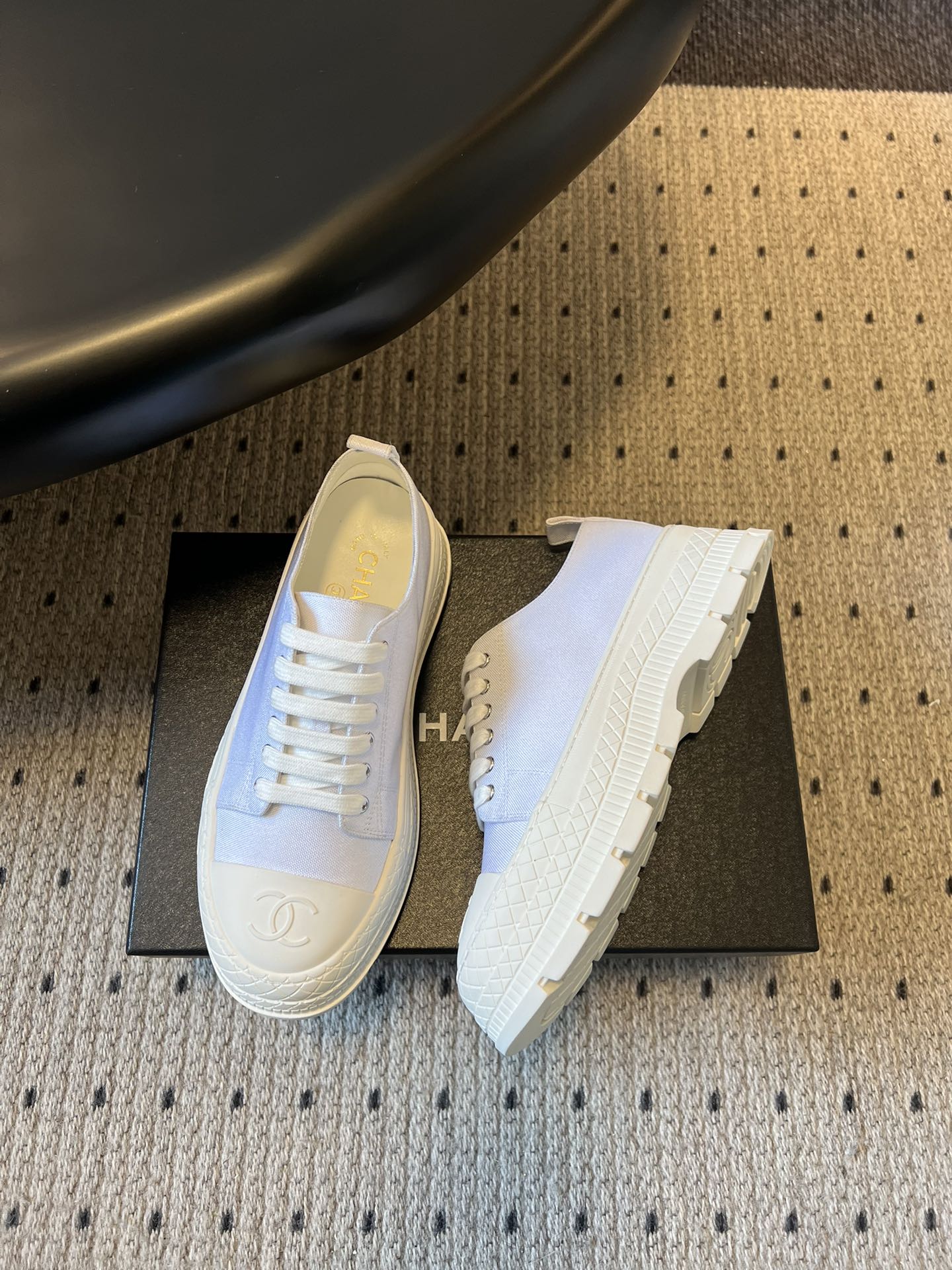 Chane*26ss早春新款菱格厚底休闲鞋采用小羊皮或小牛皮制作，触感柔软细腻，兼具透气性与质感，上脚舒