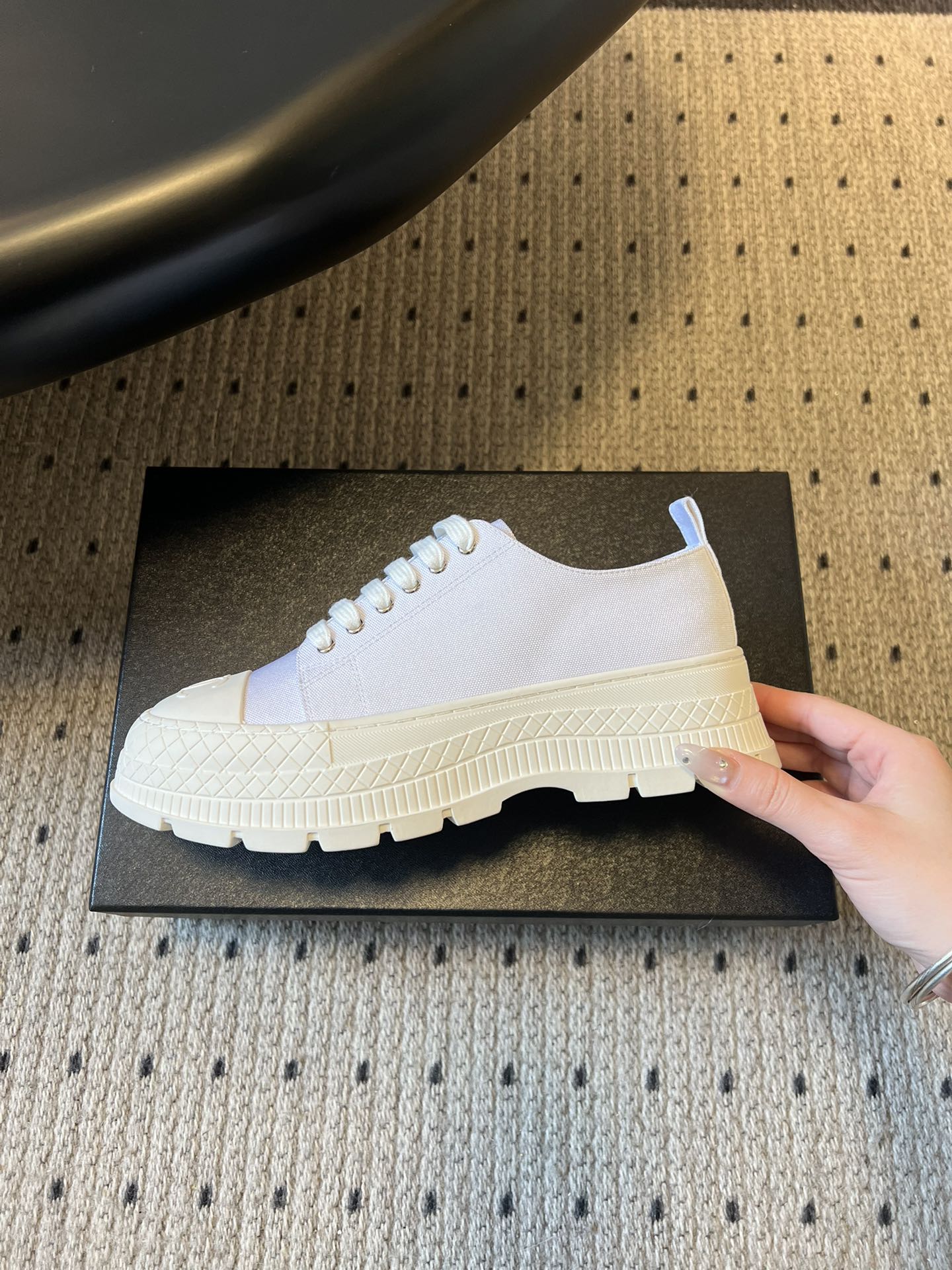 Chane*26ss早春新款菱格厚底休闲鞋采用小羊皮或小牛皮制作，触感柔软细腻，兼具透气性与质感，上脚舒