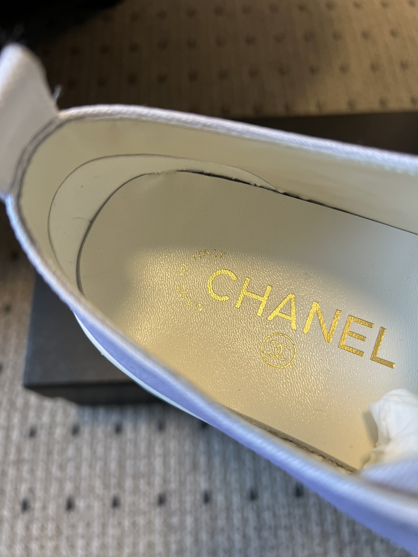 Chane*26ss早春新款菱格厚底休闲鞋采用小羊皮或小牛皮制作，触感柔软细腻，兼具透气性与质感，上脚舒