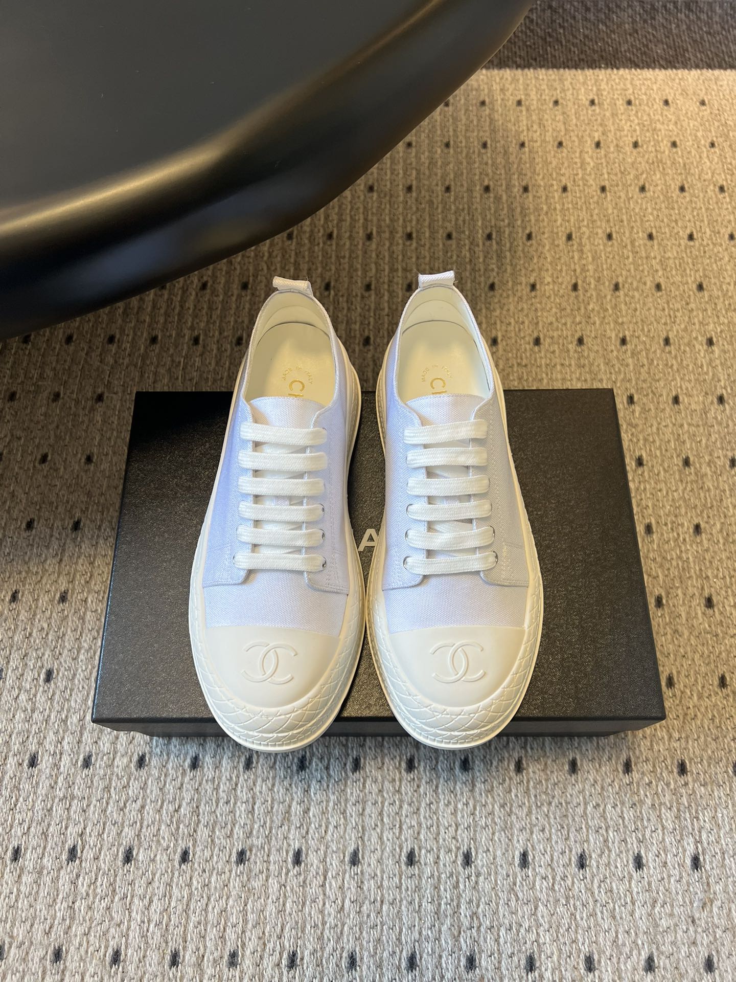 Chane*26ss早春新款菱格厚底休闲鞋采用小羊皮或小牛皮制作，触感柔软细腻，兼具透气性与质感，上脚舒