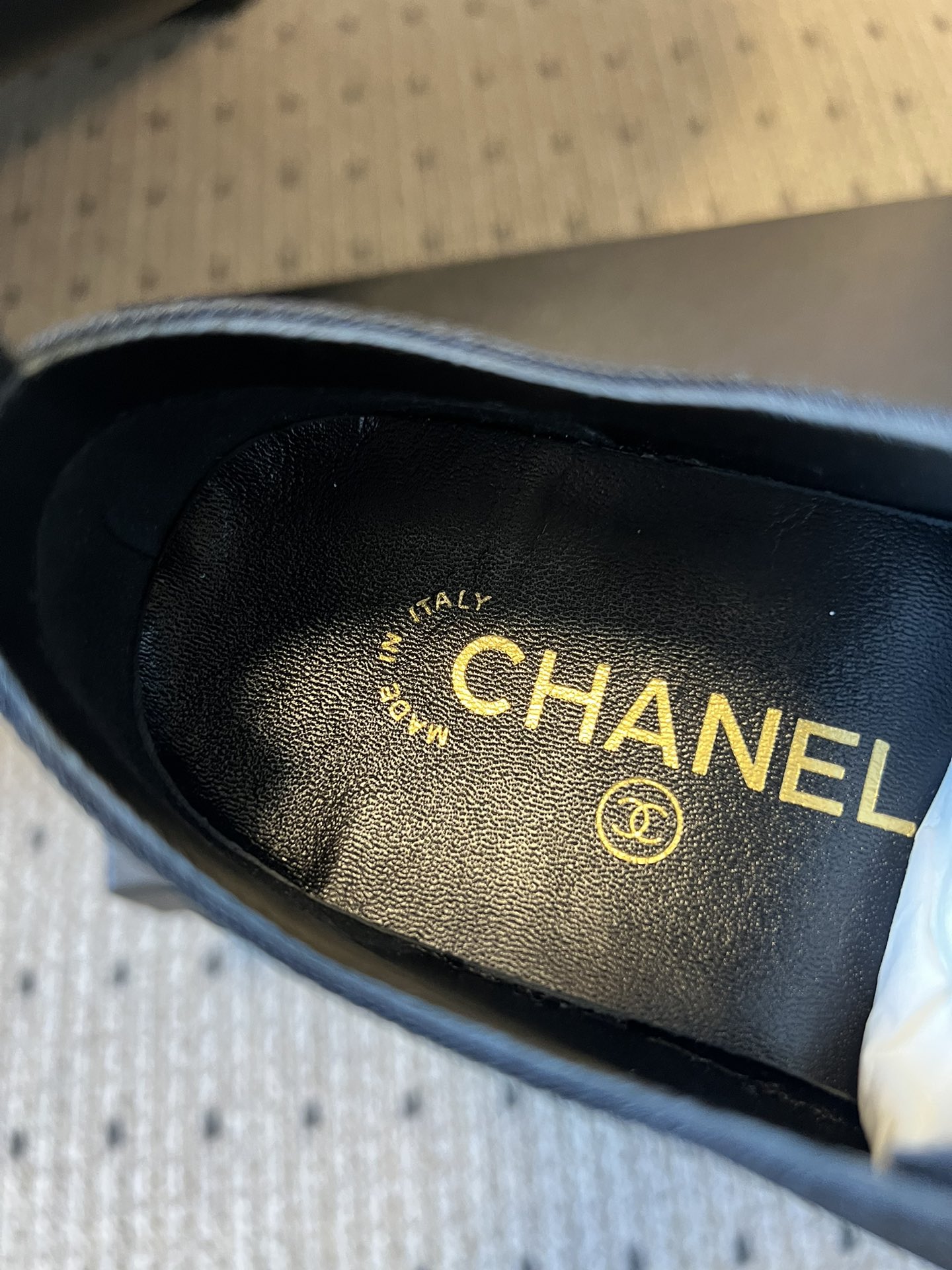 Chane*26ss早春新款菱格厚底休闲鞋采用小羊皮或小牛皮制作，触感柔软细腻，兼具透气性与质感，上脚舒