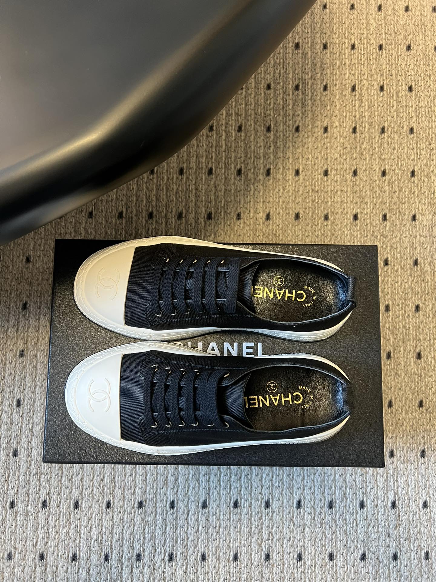 Chane*26ss早春新款菱格厚底休闲鞋采用小羊皮或小牛皮制作，触感柔软细腻，兼具透气性与质感，上脚舒