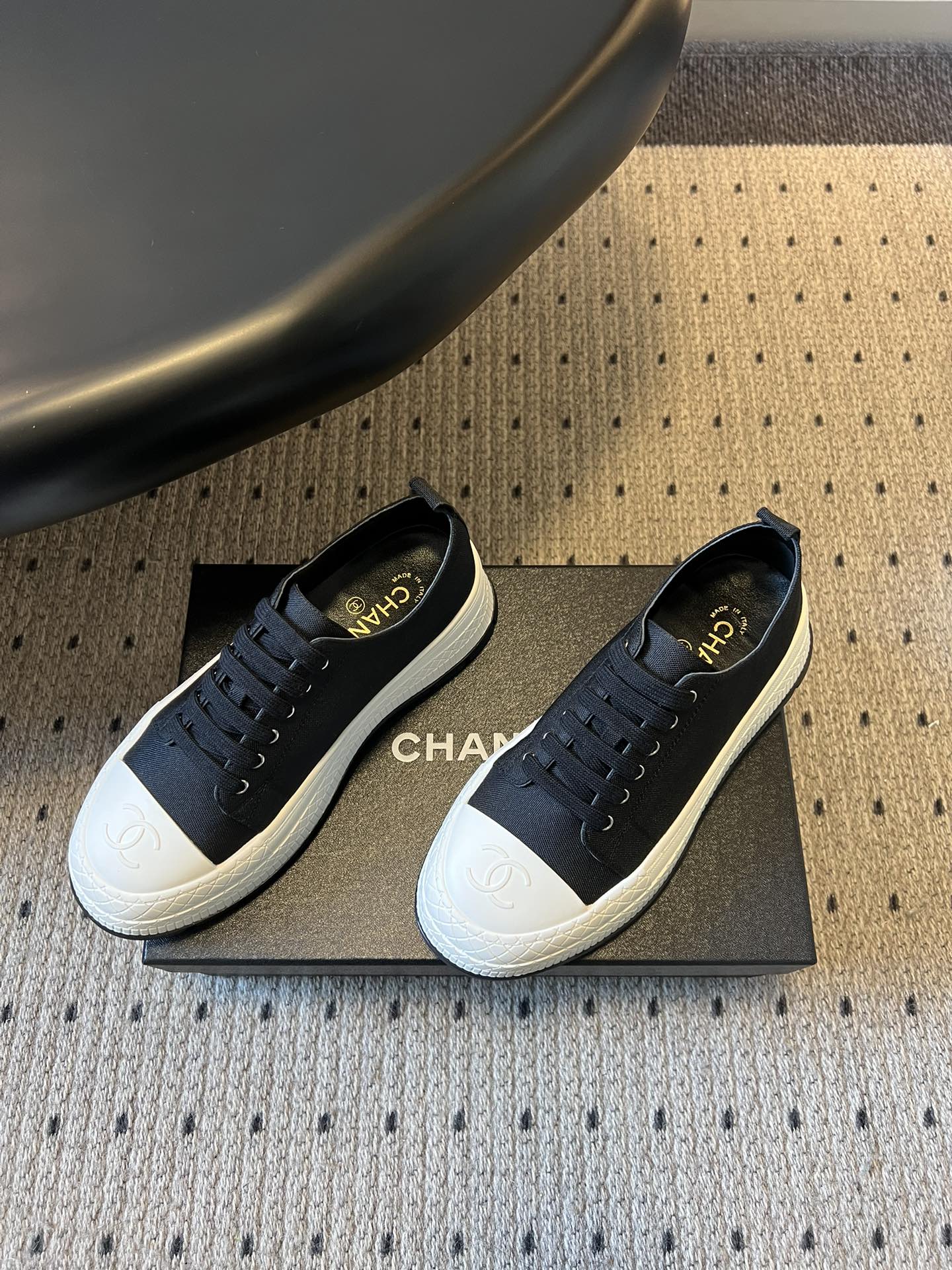 Chane*26ss早春新款菱格厚底休闲鞋采用小羊皮或小牛皮制作，触感柔软细腻，兼具透气性与质感，上脚舒