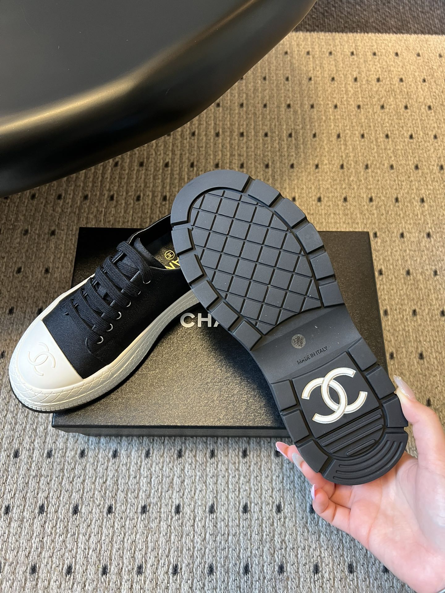 Chane*26ss早春新款菱格厚底休闲鞋采用小羊皮或小牛皮制作，触感柔软细腻，兼具透气性与质感，上脚舒