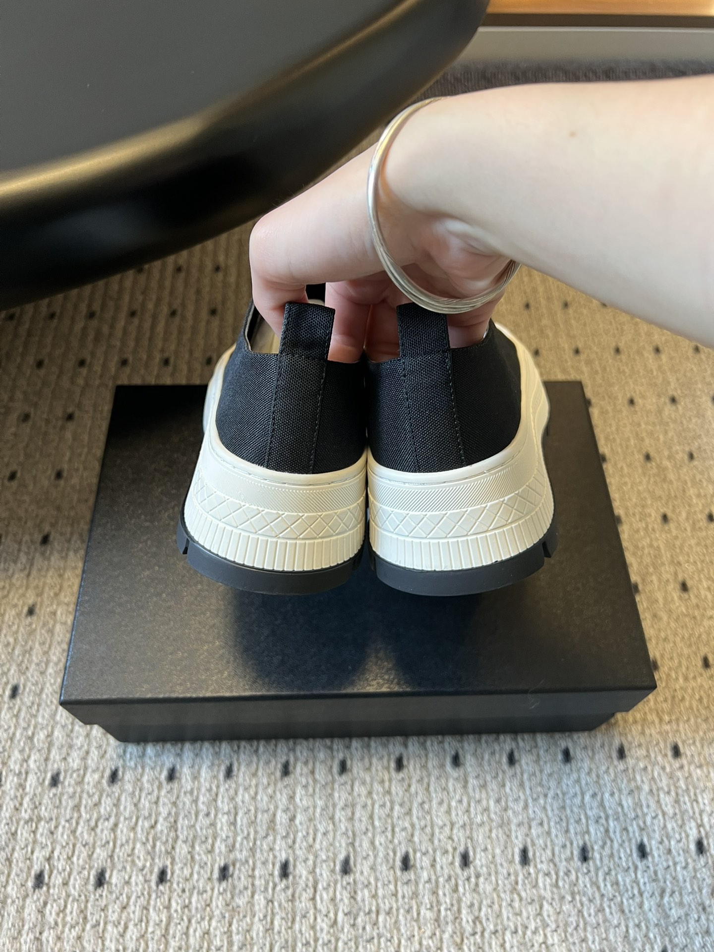 Chane*26ss早春新款菱格厚底休闲鞋采用小羊皮或小牛皮制作，触感柔软细腻，兼具透气性与质感，上脚舒