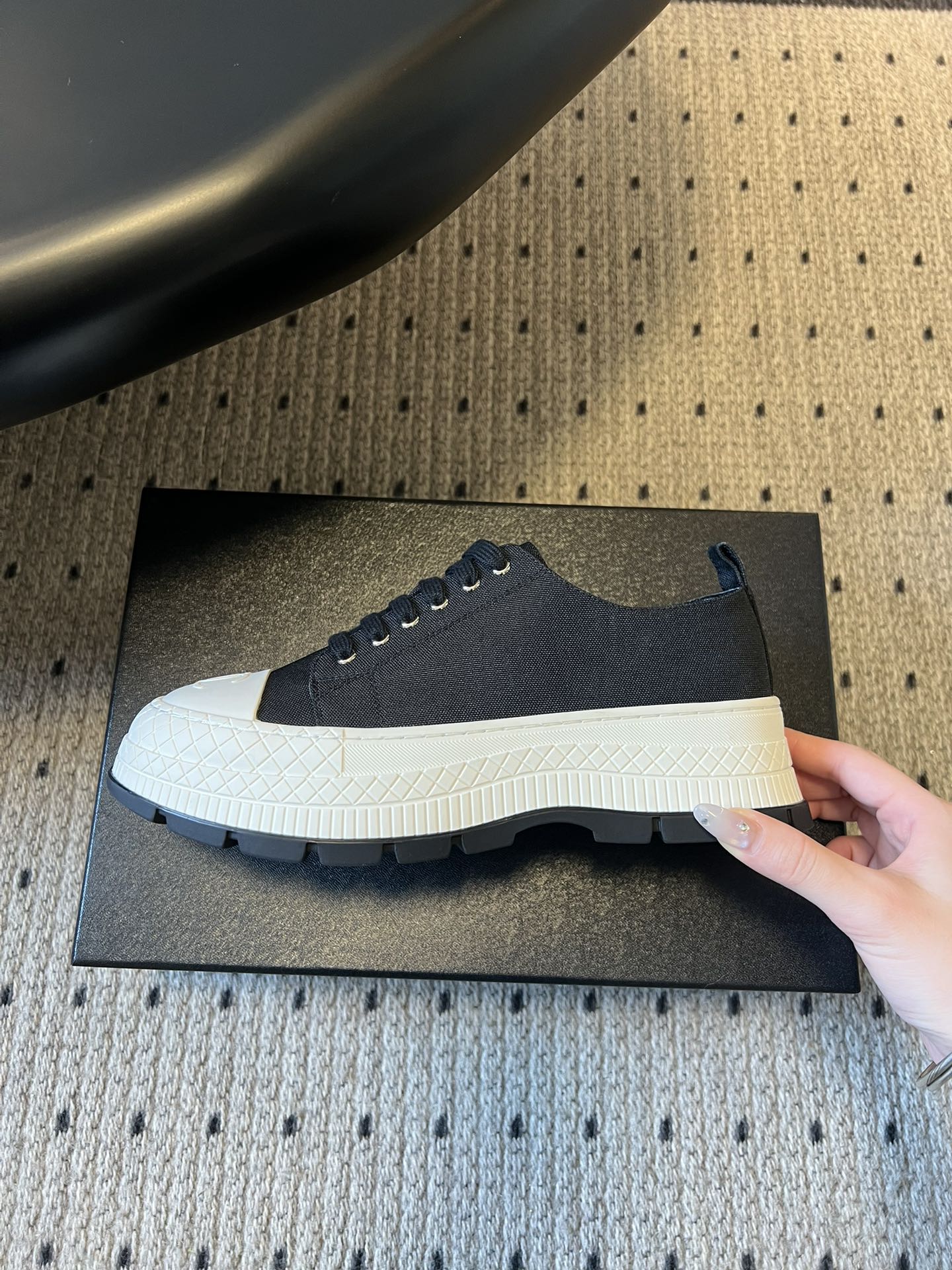 Chane*26ss早春新款菱格厚底休闲鞋采用小羊皮或小牛皮制作，触感柔软细腻，兼具透气性与质感，上脚舒