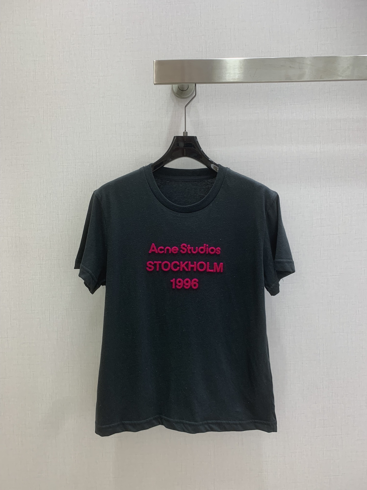 NO:733579,Highly recommended 26 early spring new short-sleeved T-shirt with flocked letters, rose red flocked letters, super recognizable!  It is soft, skin-friendly and breathable, making it super comfortable to wear in spring and summer. The flocking technology makes the letters full of three-dimensionality. The detailed texture can be easily controlled in daily life or street style. It looks great with jeans and casual pants!  Two colors SML code high quality ABC,,jeans,T-shirt,tees,t-shirt,19860909强烈推荐 26早春新款 植绒字母短袖T恤 玫红植绒字母,超有辨识度！柔软亲肤又透气,春夏穿超舒服,植绒工艺让字母立体感满满,细节质感在线日常或街头风都能轻松驾驭,搭配牛仔裤、休闲裤都很出彩！两个色 SML码 高品质ABC,,jeans,T-shirt,tees，t-shirt,,Women's clothing