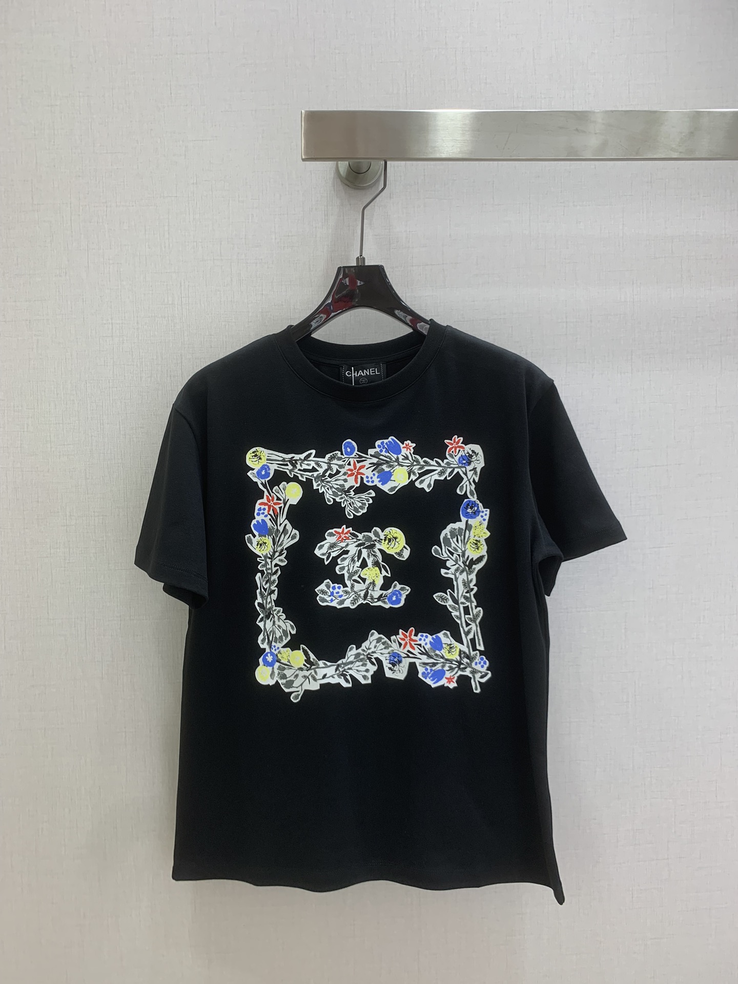 NO:733568,Highly recommended for the early spring of 26, the new printed short-sleeved T-shirt is made of pure cotton, soft and comfortable, and super friendly for daily wear. The floral embroidery on the front is mainly blue, yellow, and red, with black branches and leaves, full of artistic sense. Simple round neck + loose version, tolerant to a variety of body types, perfect for spring and summer wear alone or layered with it!  The printing details are exquisite, highlighting the brand's craftsmanship, casual yet high-end, easy to control various occasions ~ two colors SML code, high quality ABC, T-shirt, tees, t-shirt,19860909强烈推荐 26早春新款 印花短袖T恤 采用纯棉材质,柔软舒适,日常穿着超友好,正面花卉刺绣以蓝、黄、红为主,搭配黑色枝叶,艺术感满满 简约圆领+宽松版型,包容多种身材,春夏单穿或内搭都很OK！印花细节精致,彰显品牌工艺,休闲又不失高级感,轻松驾驭各种场合～两个色 SML码 高品质ABC,,T-shirt,tees，t-shirt,,Women's clothing