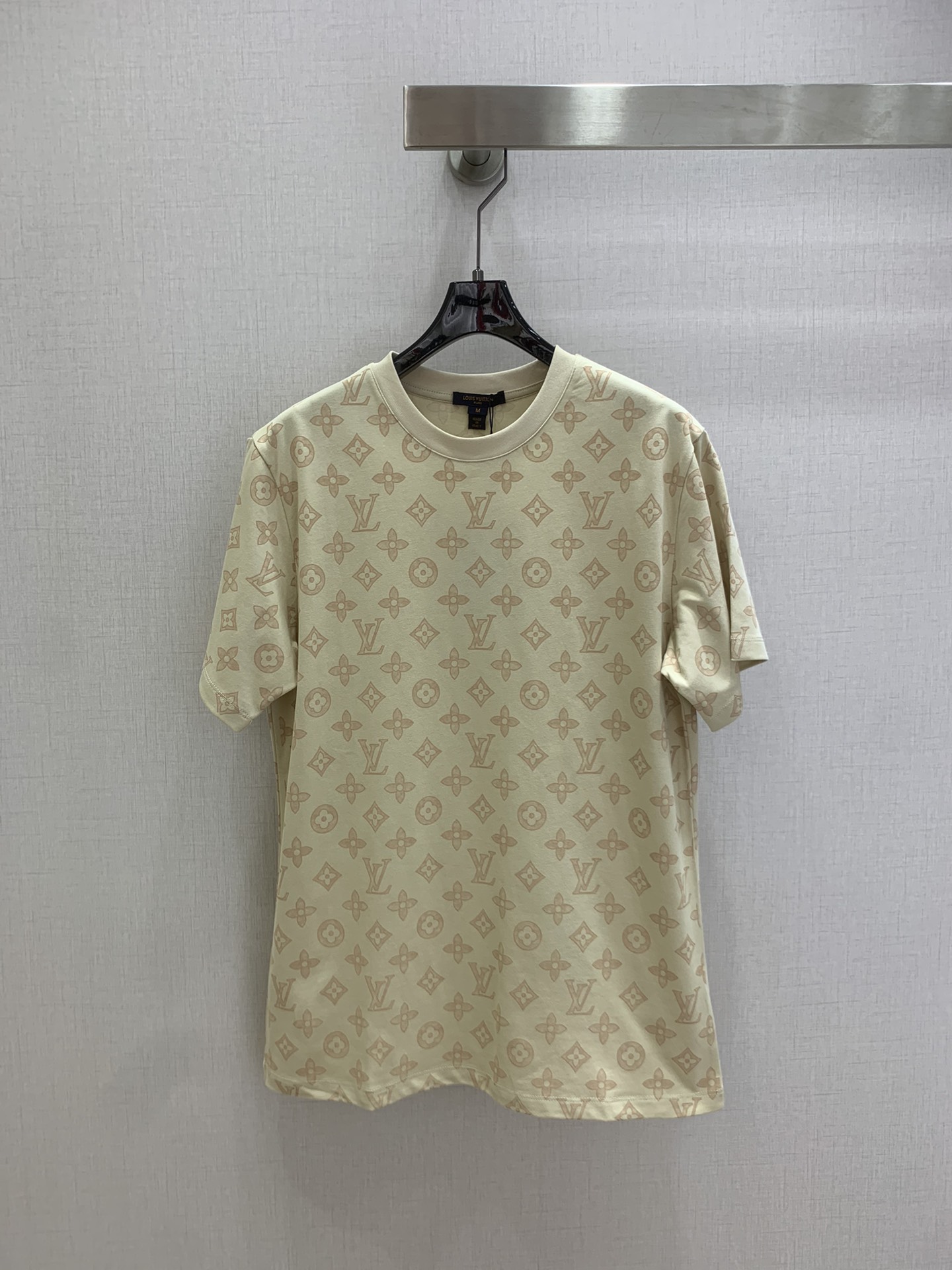 NO:734140,Highly recommended for the early spring of 26, the all-over presbyopia printed short-sleeved T-shirt is made of soft cotton texture, with beige tones and classic presbyopia patterns. The round neck design is simple and versatile, and can be easily worn by both men and women. It is great whether worn alone or as an inner layer. High-quality fabric, comfortable and breathable, suitable for daily or vacation, easy to create a fashionable look in one color. SML code, high quality ABC, T-shirt, tees, t-shirt,19860909强烈推荐 26早春新款 老花满印短袖T恤,采用柔软纯棉质地,米黄色调搭配经典老花图案,圆领设计简约百搭,男女都能轻松驾驭,无论单穿还是内搭都很出彩.高品质面料,舒适透气,日常或度假都很适合,轻松打造时尚造型一个色 SML码 高品质ABC,,T-shirt,tees，t-shirt,,Women's clothing