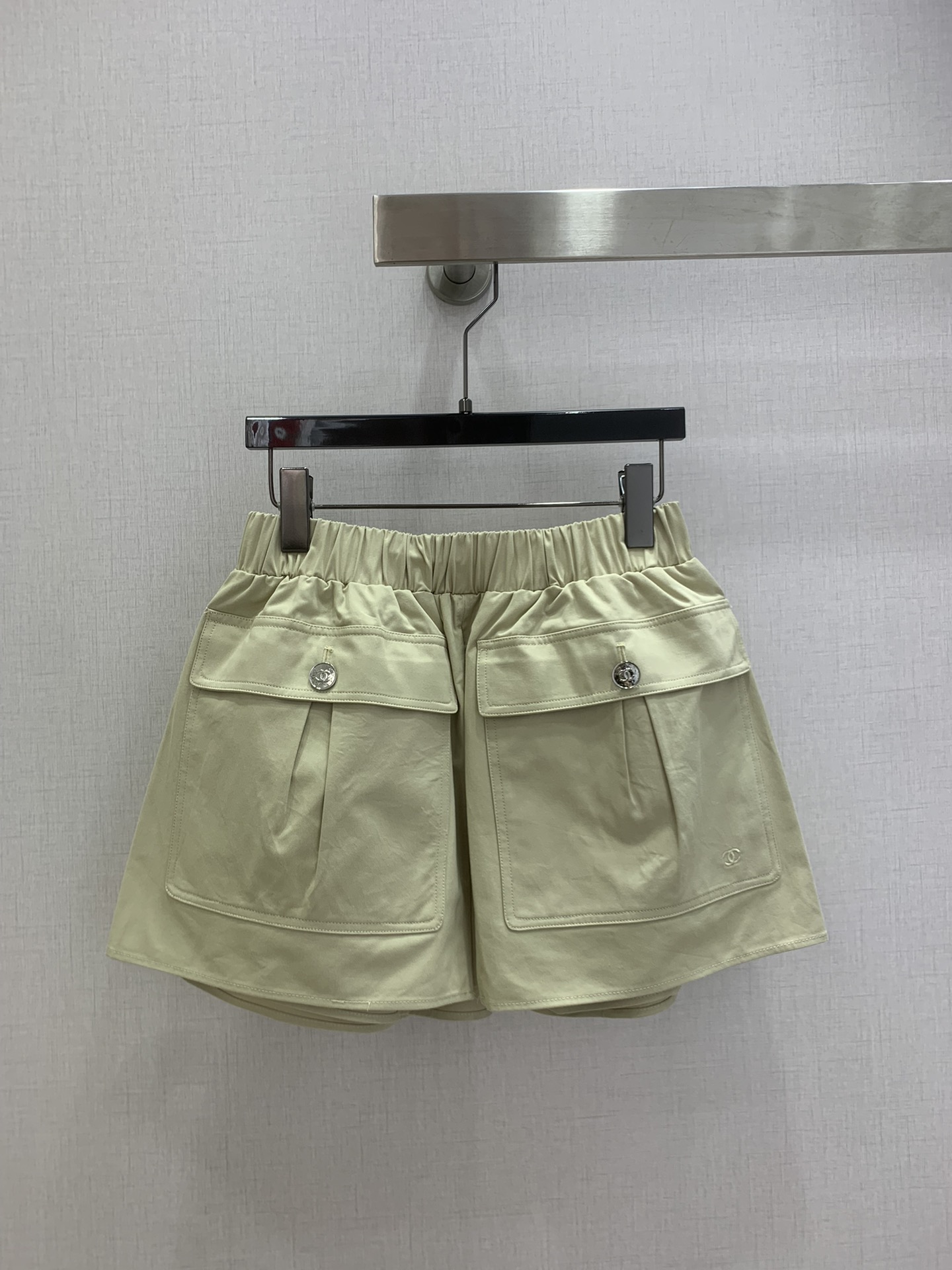 NO:733553,Highly recommended for the early spring of 26, lapel work jacket, double pocket work shorts, separate batch, French style light beige work suit, advanced custom cotton feel fabric, top lapel single-breasted design, crisp tailoring of the fabric to outline the practical attributes, and infuse gentle temperament with delicate cotton texture. The slim fit outlines the body curves very well.  It has the cool aura of work clothes without losing the exquisite and relaxed feeling that is the signature of Xiao Xiangfeng. One color, SML code, high quality,,skirts,shorts,jackets & coats,jackets & coats,19860909强烈推荐 26早春新款 翻领工装夹克外套双口袋工装短裤 分开批 法式小香风浅米色工装套装 高级定制棉感面料 上衣翻领单排扣设计 面料挺括的剪裁勾勒出保留实用属性 又以细腻棉质感注入温柔气质 修身版型很好的勾勒身材曲线线条 A字版型裙裤设计 很好的遮跨显腿长 为整体造型增添复古帅气范 日常都市通勤与周末漫游 既有工装的飒爽气场 又不失小香风标志性的精致松弛感 一个色 SML码 高品,,skirts,shorts,jackets & coats,jackets & coats,,Women's clothing