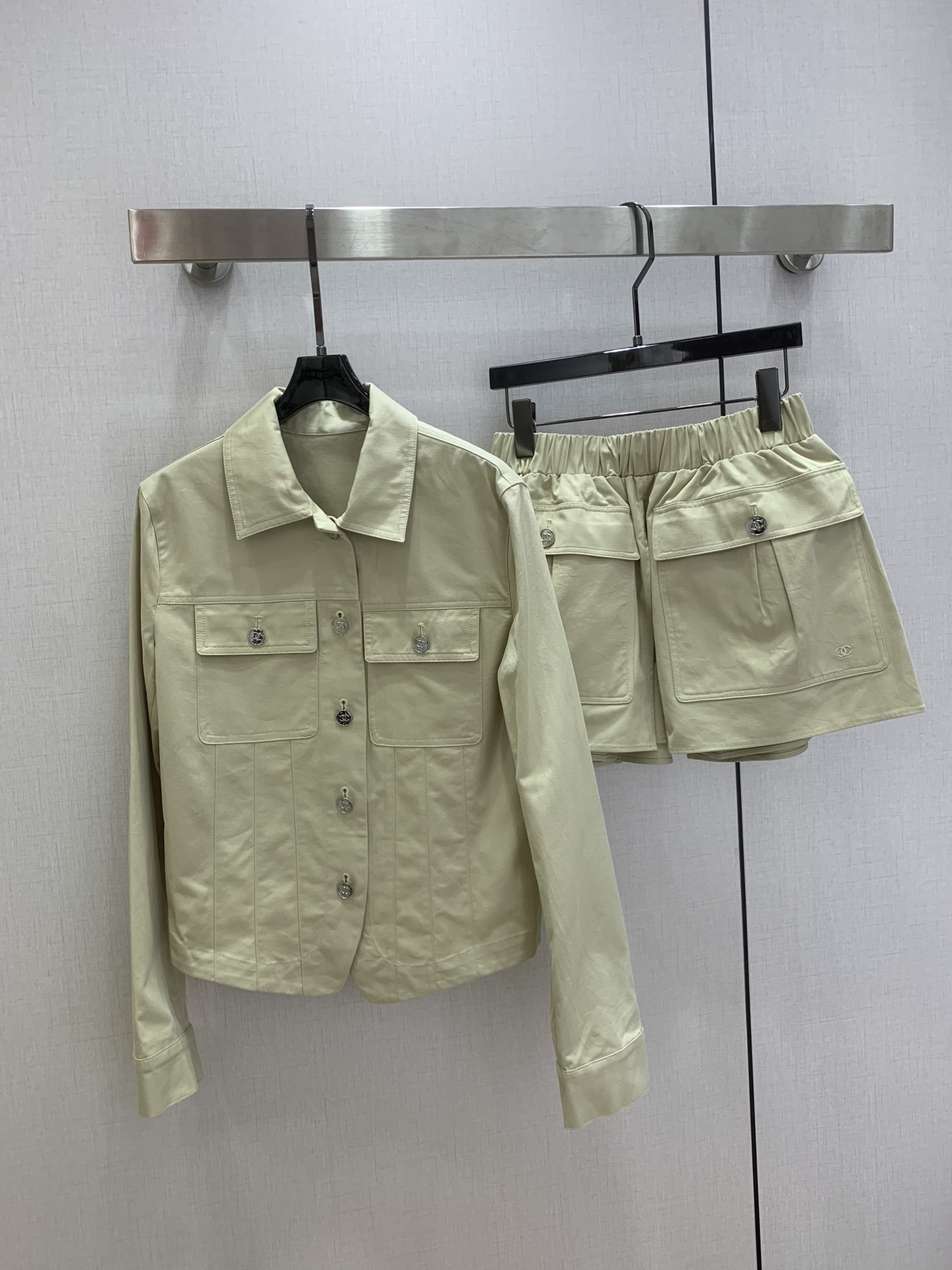 NO:733589,Highly recommended for the early spring of 26, lapel work jacket, double pocket work shorts, separate batch, French style light beige work suit, advanced custom cotton feel fabric, top lapel single-breasted design, crisp tailoring of the fabric to outline the practical attributes, and infuse gentle temperament with delicate cotton texture. The slim fit outlines the body curves very well.  It has the cool aura of work clothes without losing the exquisite and relaxed feeling that is the signature of Xiao Xiangfeng. One color SML code. High quality outerwear, skirts, shorts, jackets & coats, jackets & coats,19860909强烈推荐 26早春新款 翻领工装夹克外套双口袋工装短裤 分开批 法式小香风浅米色工装套装 高级定制棉感面料 上衣翻领单排扣设计 面料挺括的剪裁勾勒出保留实用属性 又以细腻棉质感注入温柔气质 修身版型很好的勾勒身材曲线线条 A字版型裙裤设计 很好的遮跨显腿长 为整体造型增添复古帅气范 日常都市通勤与周末漫游 既有工装的飒爽气场 又不失小香风标志性的精致松弛感 一个色 SML码 高品质外,,skirts,shorts,jackets & coats,jackets & coats,,Women's clothing