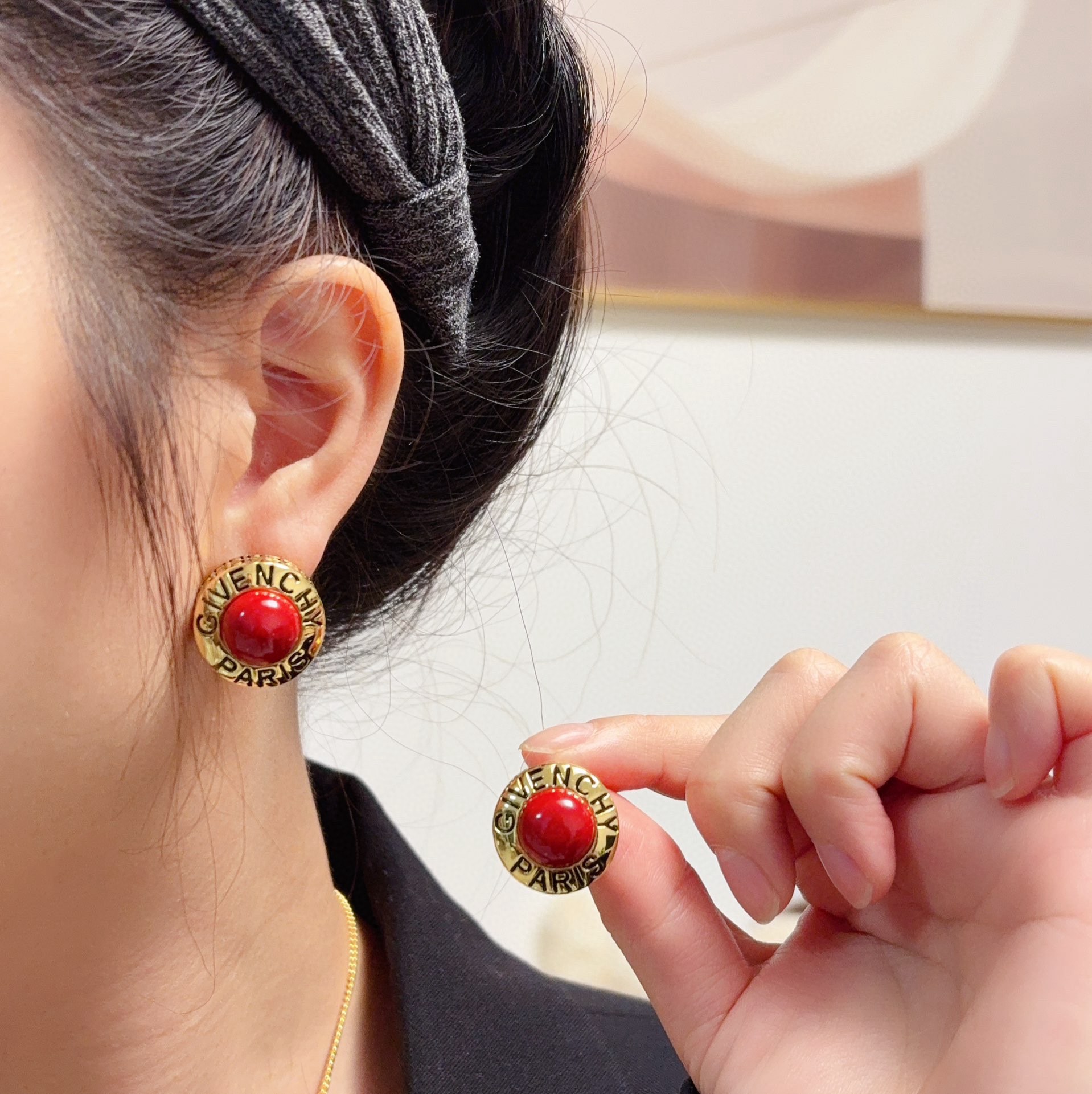 NO:724440,The new Givenchy New Year red thick round earrings, engraved logo earrings, original brass, real shots. The design is not ostentatious or high-profile, but it has a charming temperament. The upper body is super elegant and the temperament cannot be more beautiful. The original LG is of great quality. Dear friends who know the goods, take a look, jewelry boutique, givennchy, givennchy, earrings19860909新款Givenchy纪梵希新年红圆形厚实耳钉、雕刻Logo耳环原版黄铜 实拍 设计不张扬不高调却带着一种迷人的气质上身超显气质不能更美了 原版LG 质量杠杠滴 识货的亲们看过来,饰品精品,givenchy,givenchy,earrings,Jewelry