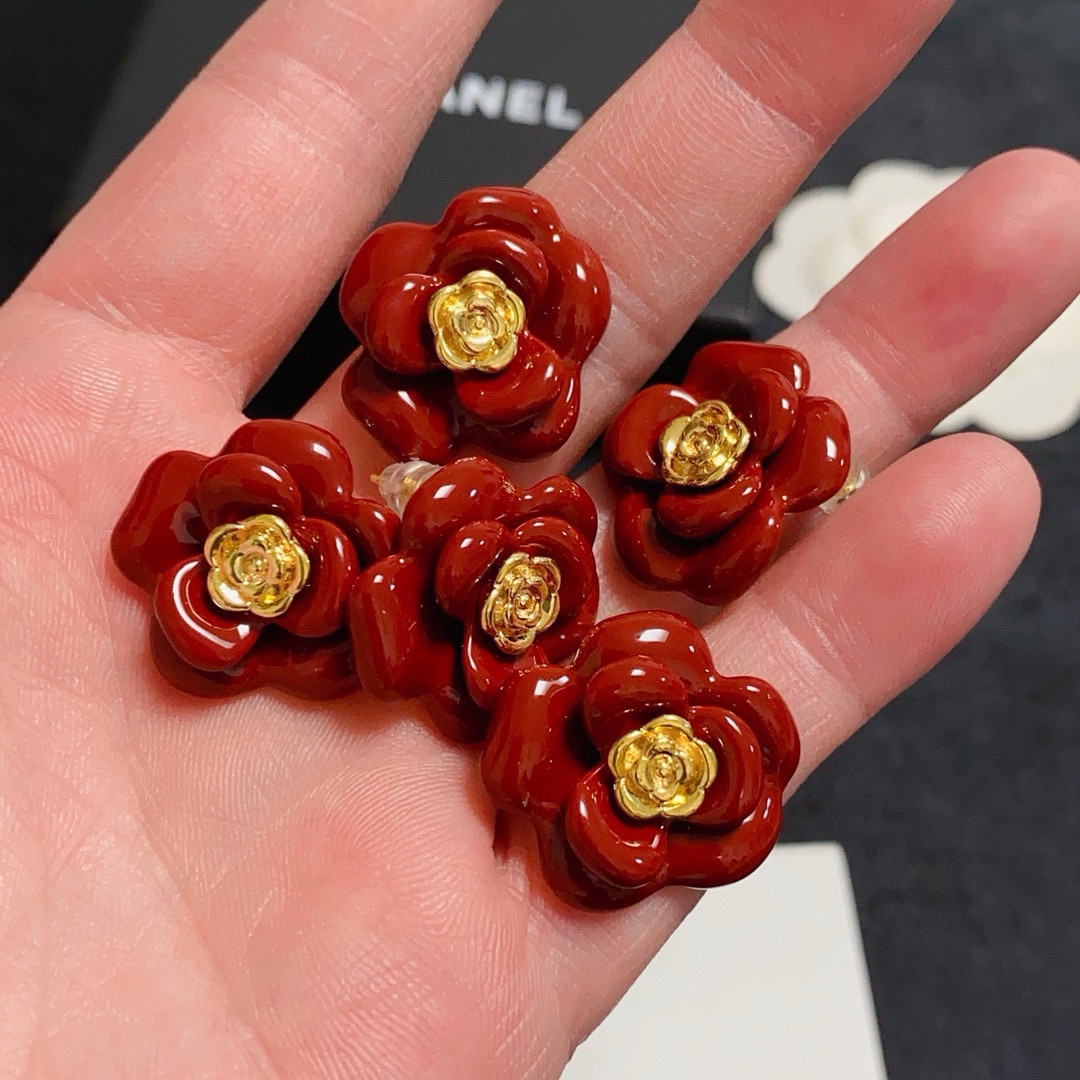 NO:724446,The new Chanel Xiaoxiangfeng Camellia New Year red festive earrings are available at the counter at the same time. The original earrings are made of the same material and matched with sterling silver needle earrings. They are carefully crafted to create the most cost-effective and high-quality earrings on the Internet, and the upper ear effect is particularly beautiful!  It’s so beautiful!  Suitable for various festive occasions and can be worn all year round, fine jewelry, chanel, earrings, pure silver19860909新款Chanel 小香风山茶花新年红色喜庆耳钉 专柜同步上新 耳环 原版一致材质搭配纯银针耳环 精工细作打造全网最高性价比最高品质上耳效果特别好看！简直美腻了！适合各种喜庆场合一年四季必备均可佩戴,饰品精品,chanel,earrings,pure silver,Jewelry