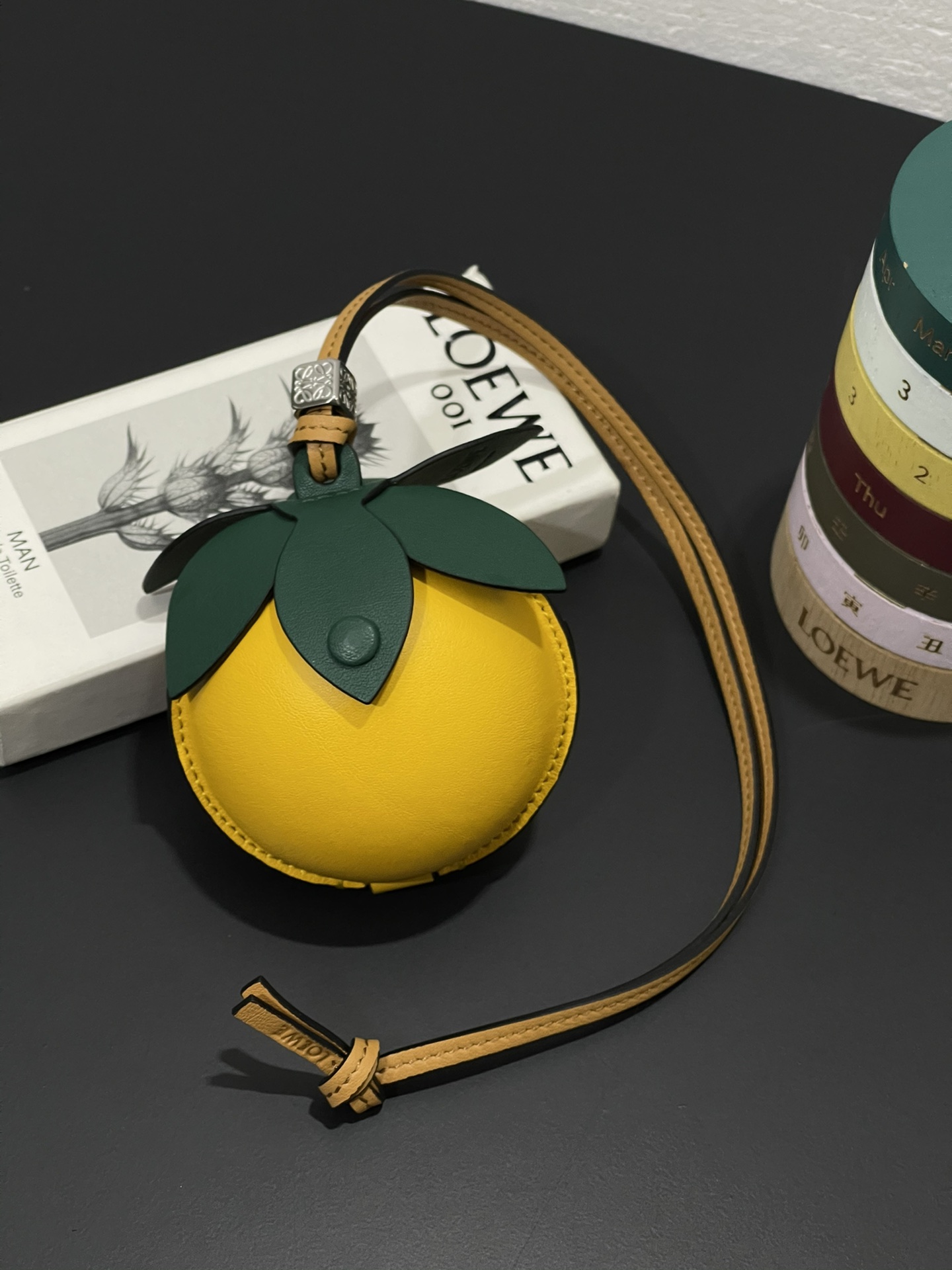 NO:718233,Passion fruit small bag pendant is made of calfskin with contrasting colors and fastened with snap buttons. You can put some small items and change inside, and can be hung on the neck and bag. Style No. 327 Size 12*11 (cards cannot be placed), Loewe wallet, loewe, wallets, cowhide19860909百香果小包挂饰 采用小牛皮撞色搭配, 按扣固定, 内里可放些小件物品及零钱, 可挂于脖子及包包. 款号327 尺寸 12*11（不可以放卡哦）,罗意威钱包,loewe,wallets,cowhide,欧美剧