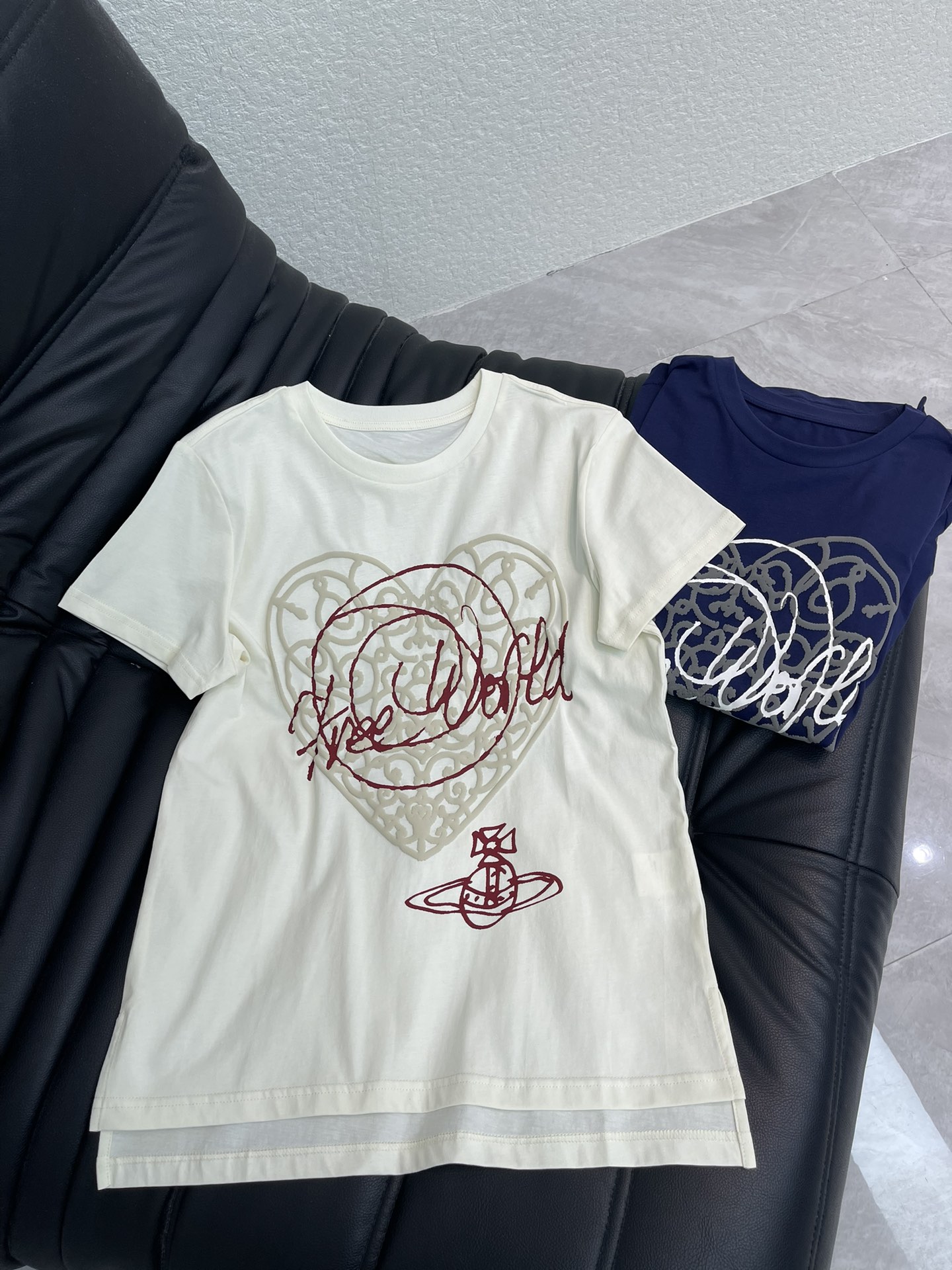 NO:734624,VivieneWestwoo*Western Queen 26 new Saturn graffiti love printed short-sleeved T-shirt. Made of pure cotton, comfortable and breathable to wear. Heart-shaped graffiti + brand logo on the front, combining street style and artistic flavor. Slim fit, off-white & navy blue. Pair with work skirts and jeans to easily get a personalized look! SML A,,skirts,jeans,T-shirt,tees,t-shirt,19860909VivieneWestwoo*西太后26新款土星涂鸦爱心印花短袖T恤.纯棉材质,穿着舒适透气.正面心形涂鸦+品牌标志,街头感与艺术气息兼具.修身版型,米白&藏蓝两色.搭配工装裙、牛仔裤,轻松get个性造型! SML A,,skirts,jeans,T-shirt,tees，t-shirt,,Women's clothing