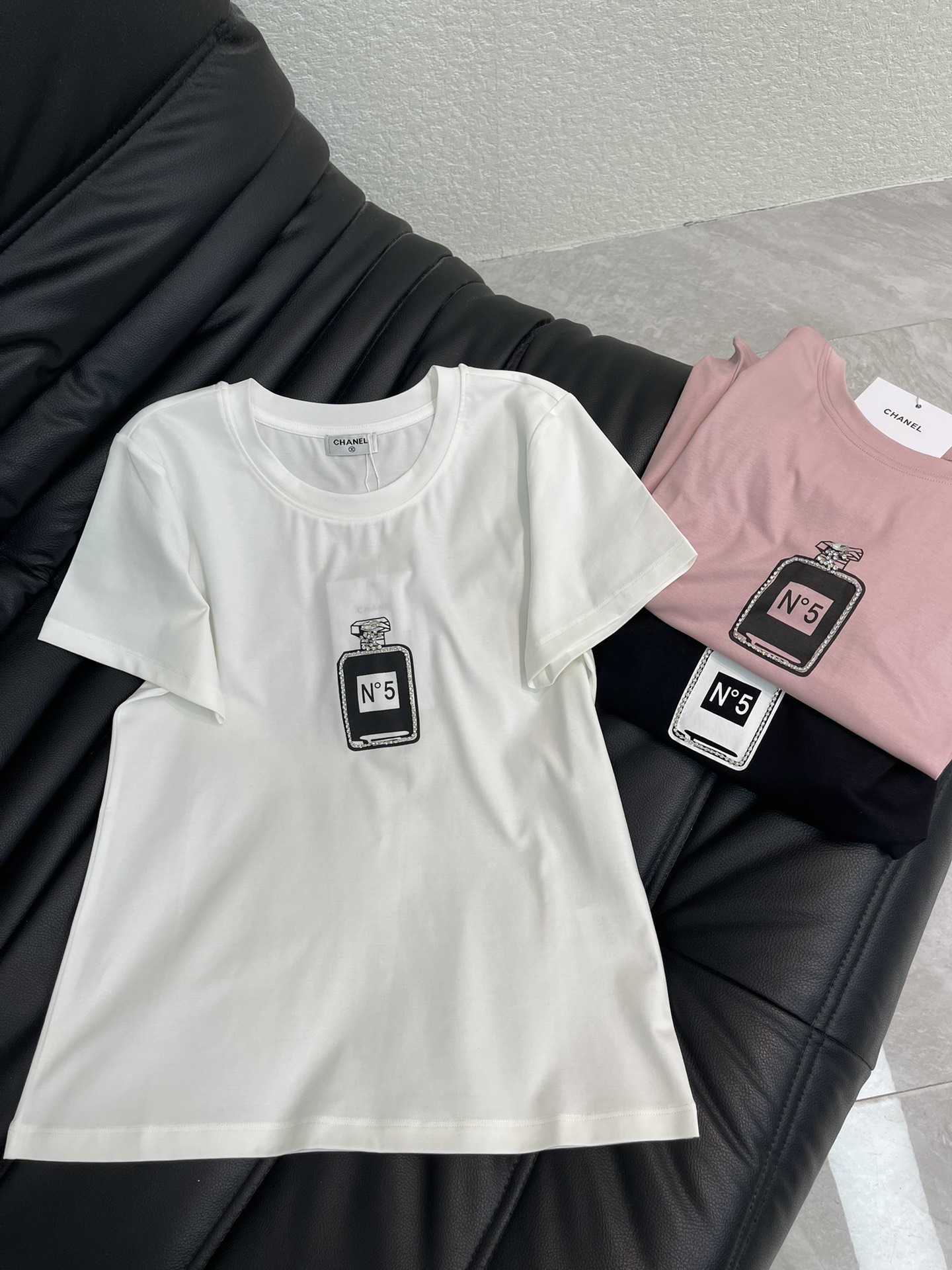 NO:735953,Chane*26 new spring and summer perfume bottle diamond logo short-sleeved T-shirt Mercerized cotton fabric Slim fit High-density fashionable sports style Every daily wear Playful and age-reducing design elements full of vitality High quality Size SML, chanel, T-shirt, tees, t-shirt,19860909Chane*26春夏新款香水瓶镶钻logo短袖T恤 丝光棉面料 修身版型 高密度时髦运动风 每个日常的穿搭 俏皮减龄充满元气的设计元素 高品质 尺码SML,,chanel,T-shirt,tees，t-shirt,,Women's clothing
