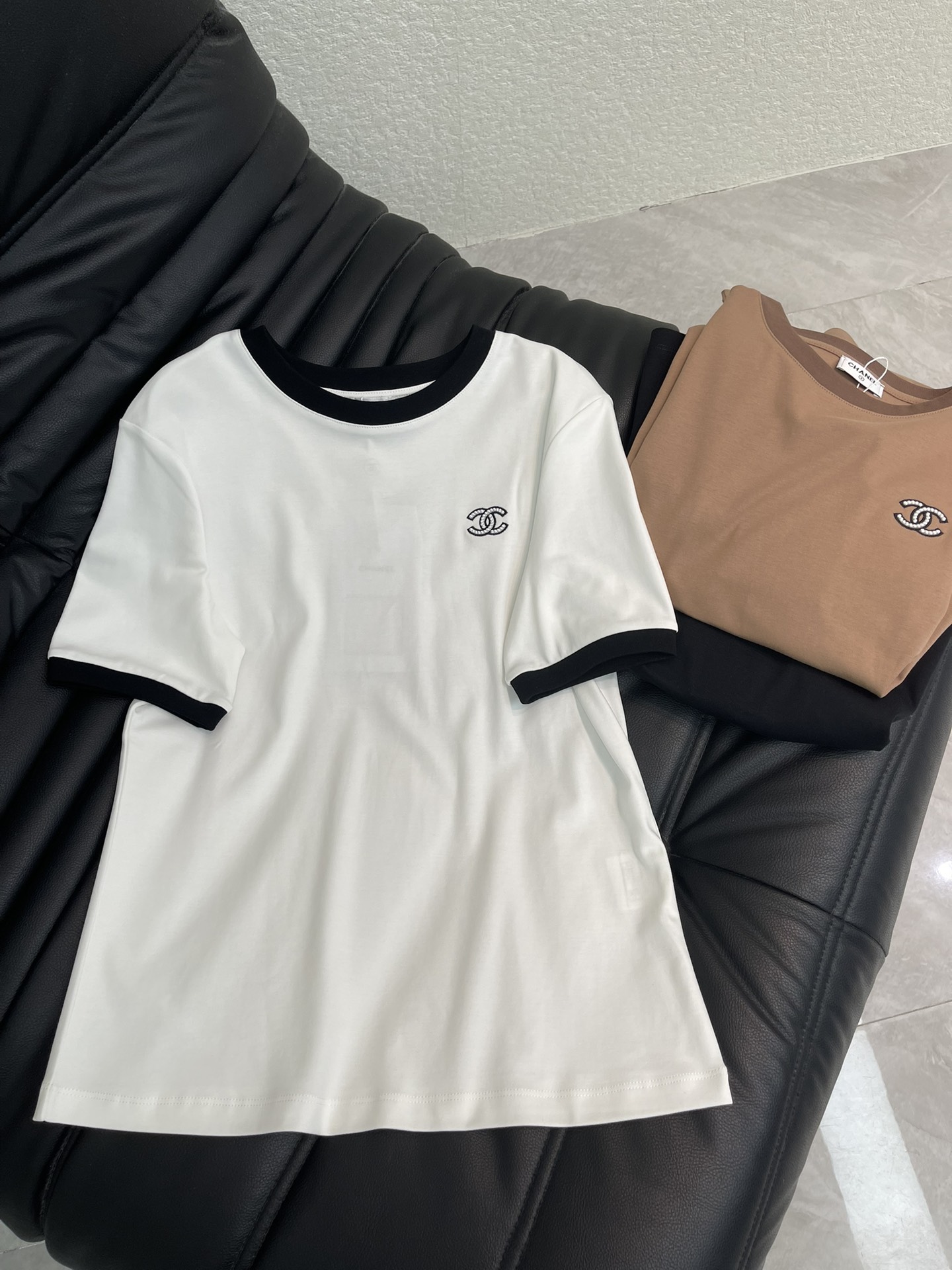 NO:738534,Chane*26 spring and summer new product, contrasting edge simple logo short-sleeved T-shirt. Made of mercerized cotton fabric, low saturation basic color is not picky about skin tone, minimalist small logo embellishment on the body, with contrasting edged collar design, with high-end texture, low-key and durable. SML,,chanel,T-shirt,tees,t-shirt,19860909Chane*26春夏新品撞色边简约logo短袖T恤.采用丝光棉面料,低饱和基础色系不挑肤色,衣身极简小标logo点缀,搭配撞色包边领口设计,自带高级质感,低调耐看.SML,,chanel,T-shirt,tees，t-shirt,,Women's clothing