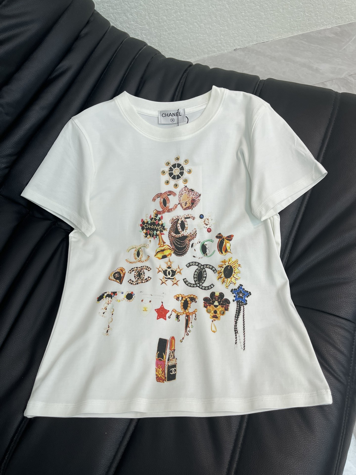 NO:734600,Chane*26 spring and summer new style Xiaoxiang Christmas tree embellished short-sleeved T-shirt with Middle Eastern diamonds. Mercerized cotton fabric. Slim fit. High-density fashionable sports style. Every daily wear. Playful and age-reducing design elements full of vitality. High quality. Sizes S-XXL,,chanel,T-shirt,tees,t-shirt,19860909Chane*26春夏新款小香圣诞树中东钻点缀短袖T恤 丝光棉面料 修身版型 高密度时髦运动风 每个日常的穿搭 俏皮减龄充满元气的设计元素 高品质 尺码S-XXL,,chanel,T-shirt,tees，t-shirt,,Women's clothing