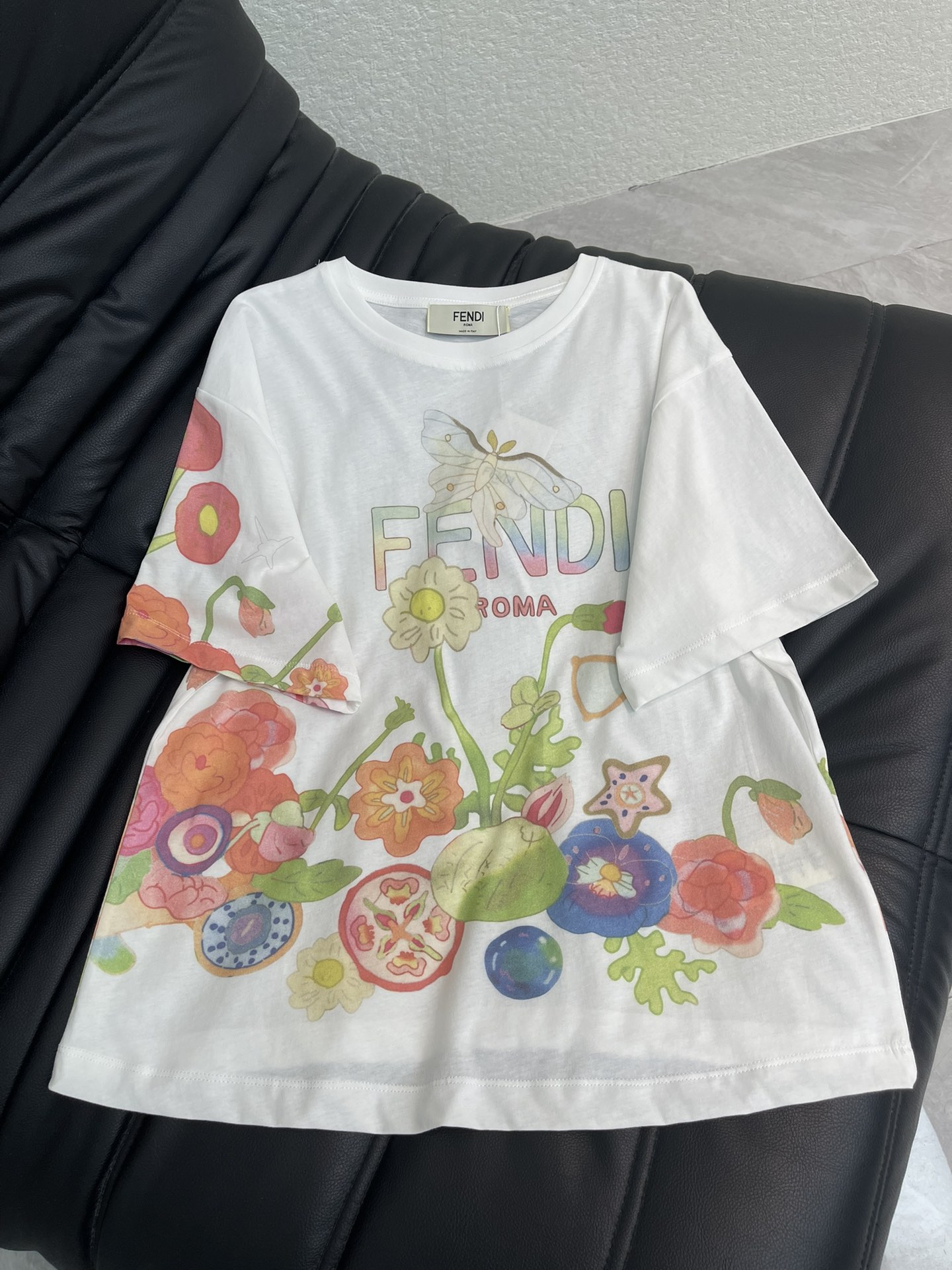 NO:734631,FEND*26 new spring and summer white short-sleeved T-shirt, highlighted by childlike hand-painted flower and butterfly patterns, bright colors, full of artistic sense, loose fit + round neck design, which not only retains the sense of luxury, but also has great daily wearability. Whether paired with skirts or trousers, you can easily create a 'fashionable and effortless' look, suitable for you who pursue both individuality and comfort. SML, fendi, skirts, T-shirt, tees, t-shirt,19860909FEND*26春夏新品白色短袖T恤 以童趣手绘风格的花卉与蝴蝶图案为亮点,色彩明快,充满艺术感,宽松版型+圆领设计,既保留了高级感,又极具日常实穿性.无论是搭配裙装还是裤装,都能轻松打造'时髦不费力'的造型,适合追求个性与舒适并存的你 SML,,fendi,skirts,T-shirt,tees，t-shirt,,Women's clothing