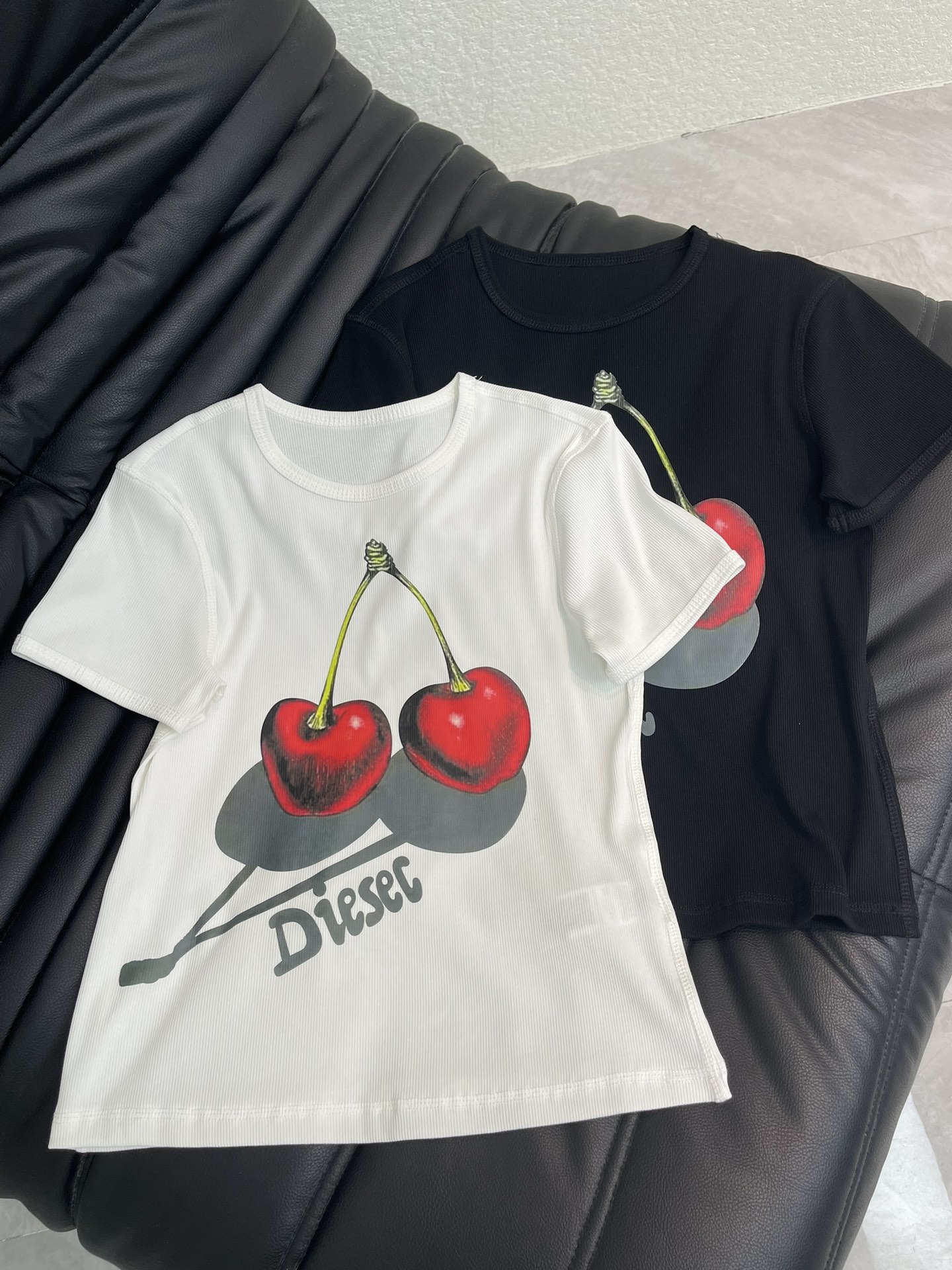 NO:734628,Diese*26 new spring and summer cherry print short-sleeved T-shirt, dressing guide, with the iconic three-dimensional cherry pattern and the brand letters 'Diesel' printed on the chest, the design is retro and has a sweet and cool street feel. The fabric looks slim and slightly elastic, and the version is short, suitable for high-waist wear. The cherry element is playful and versatile, making it a personalized and practical item in the spring and summer wardrobe SML A,, T-shirt, tees, t-shirt,19860909Diese*26春夏新品樱桃印花短袖T恤,穿搭指南,胸前印有标志性的立体感樱桃图案和品牌字母'Diesel',设计复古又带点街头甜酷感.面料看起来是微弹力的修身剪裁,版型偏短,适合打造高腰线穿搭.樱桃元素自带俏皮,百搭属性,是春夏衣橱里既个性又实用的单品 SML A,,T-shirt,tees，t-shirt,,Women's clothing