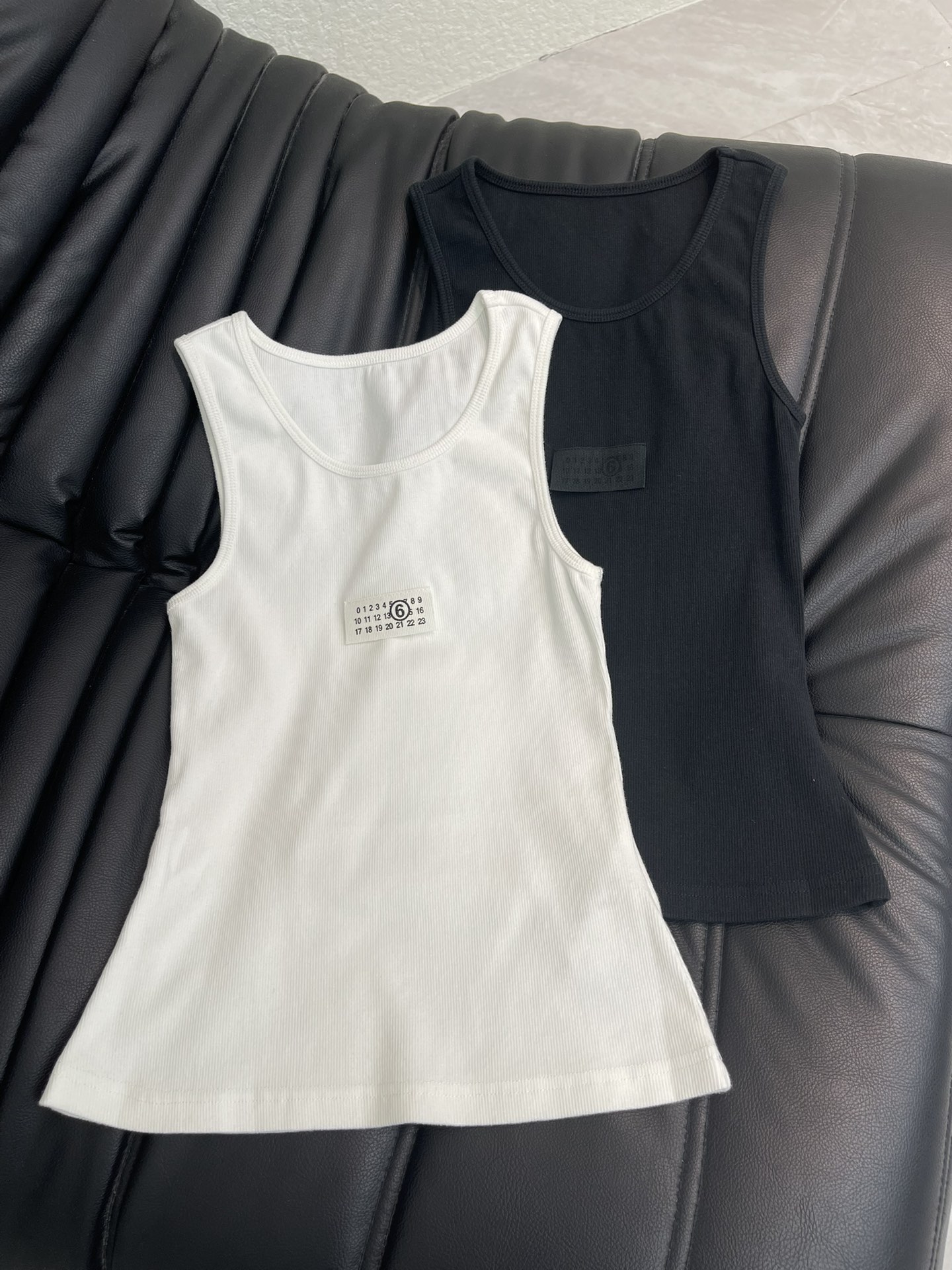 NO:734638,MM6 Margiela 26 spring and summer new classic racer vest, knitted fabric, simple sleeveless design, and the number label on the chest is very recognizable! The fabric is breathable and comfortable, minimalist style + high quality, easy to wear in daily wear and out on the street!  SML,,masion margiela,masion margiela,19860909MM6马吉拉26春夏新款经典工字背心,针织面料,简约无袖设计,胸前数字标签超有辨识度!面料透气舒适,极简风格+高品质,日常穿搭、出街都能轻松驾驭！SML,,masion margiela,masion margiela,,Women's clothing
