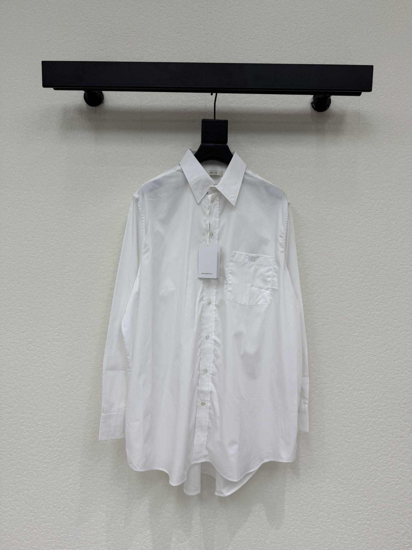 NO:736804,Celin*26 new style long loose long-sleeved shirt with pocket Arc de Triomphe embroidery. Pure cotton fabric, no matter the yarn density or the overall fabric texture, the version is loose and neat, a straightforward, simple and pure white shirt. It has a clear skin lining and is suitable for wearing in all seasons. It is suitable for both outer and inner wear. Classic natural shell buckle placket hem details  It reflects a different kind of meticulousness. The upper body is casually relaxed, the hem is designed with large slits, and the back panel adopts a curved design. It can be matched with any bottoms in the wardrobe to easily create a relaxed look~SML,,celine,shirts,19860909Celin*26新款口袋凯旋门刺绣长款宽松长袖衬衫.纯棉面料,不管是纱织密度,还是整体面料质感,版型宽松,利落,率真简约纯粹的白衬衫,清透衬肤适合四季穿着外穿内搭都很适合,经典天然贝壳扣门襟折边细节 体现出别样的细致,上身随意松弛,下摆大开衩设计,后片采用弧型设计,可以与衣橱里的任何下装搭配,轻松打造松弛感穿搭~SML,,celine,shirts,,Women's clothing