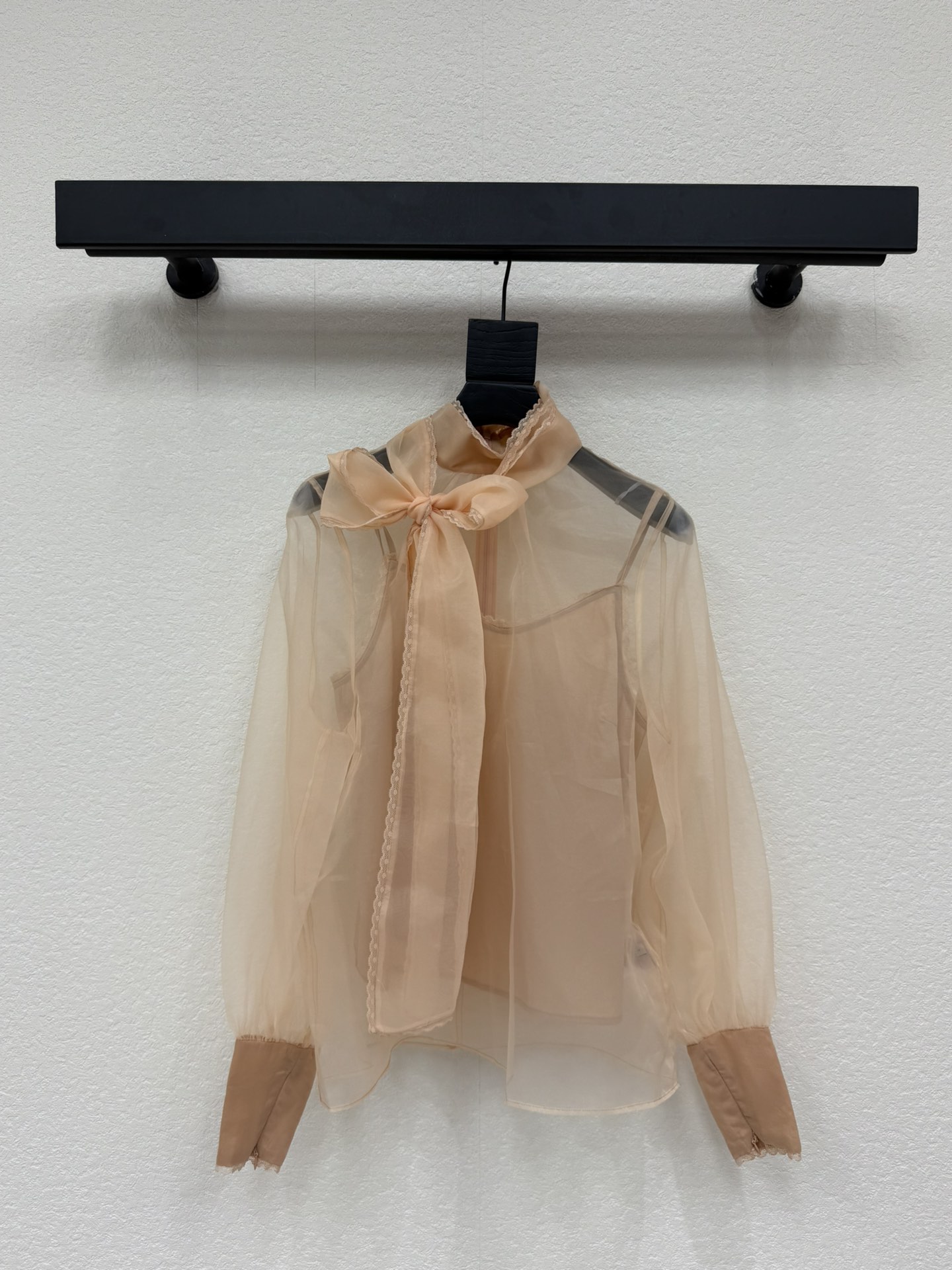 NO:734617,Zim*26 new early spring two-piece classic and elegant ribbon shirt set. The fabric has a transparent and light texture. The light champagne color is soft and white with a gentle atmosphere. The loose lantern sleeves are friendly to all body types. It comes with a separate lining. The large bow tie on the collar and the lace on the edge are the highlights, adding a sweet and refined feeling. SML,, shirts,19860909Zim*26早春新品古典优雅范飘带衬衫两件套 面料自带通透轻盈的质感 浅香槟色柔和显白具有温柔氛围感 宽松的灯笼袖版型对各种身材都很友好 配有一件单独的内衬 领口的大蝴蝶结系带和边缘的蕾丝花边是亮点 增添了甜美精致感 SML,,shirts,,Women's clothing