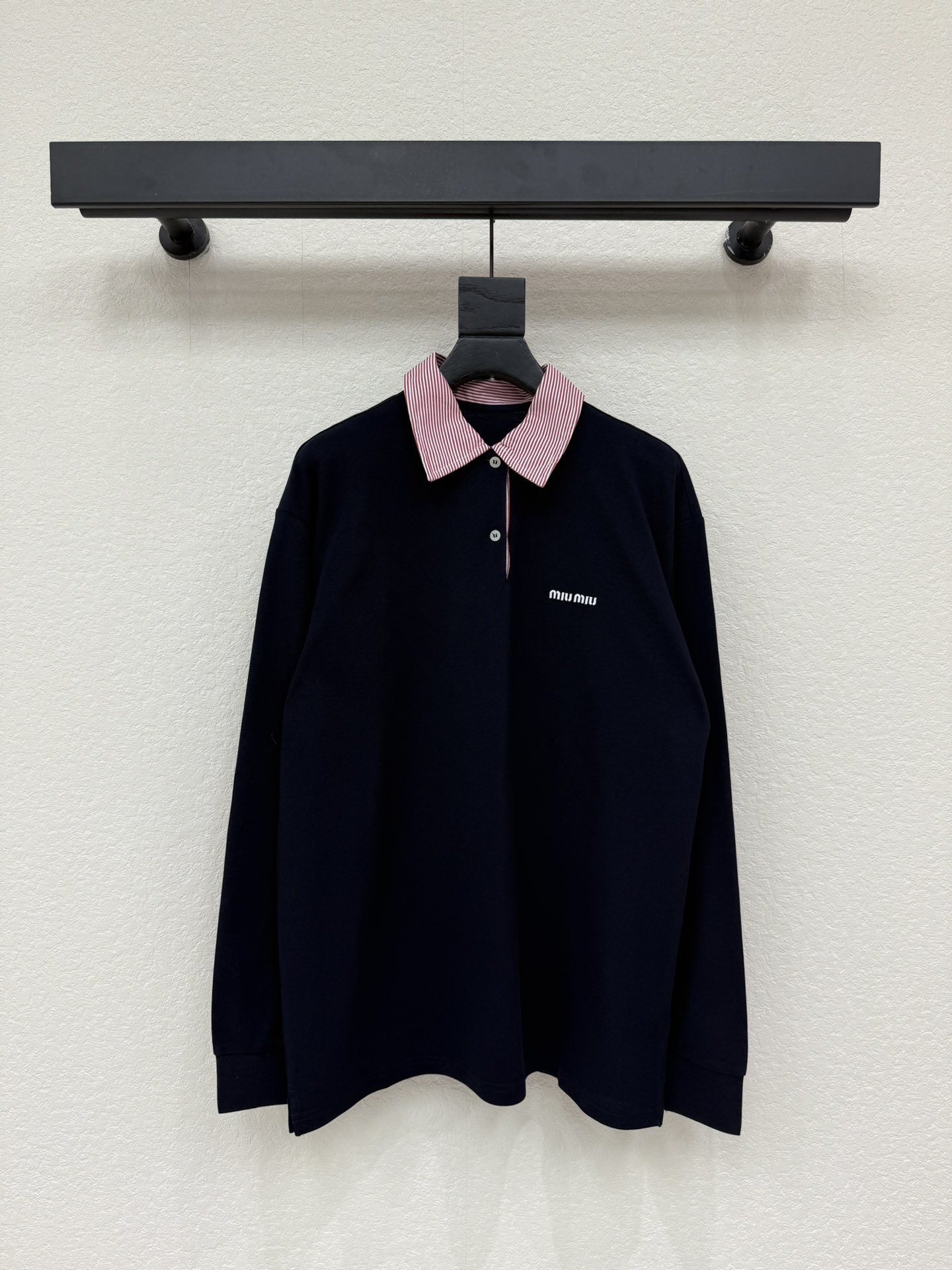 NO:734636,Miumi*26 spring and summer series pique cotton color-blocked long-sleeved polo shirt, dark blue body + red and white striped collar, contrasting color design is super eye-catching, imported curved bead fabric, soft and elastic, comfortable to wear, natural shell buckle details, loose fit, can be worn alone or layered, easy to switch between multiple styles, brand embroidery on the left chest, highly recognizable, can be used in college style or commuting style, practical and fashionable!  Code number SML,,miumiu,19860909Miumi*26春夏系列珠地棉拼色长袖Polo衫,深蓝衣身+红白条纹领,撞色设计超吸睛,进口曲珠面料,柔软有弹性,穿着舒适,天然贝壳扣细节满分,宽松版型,单穿或叠搭都很OK,轻松切换多种风格,左胸品牌刺绣,辨识度高,学院风or通勤风都能驾驭,实用又时髦！码数SML,,miumiu,,Women's clothing