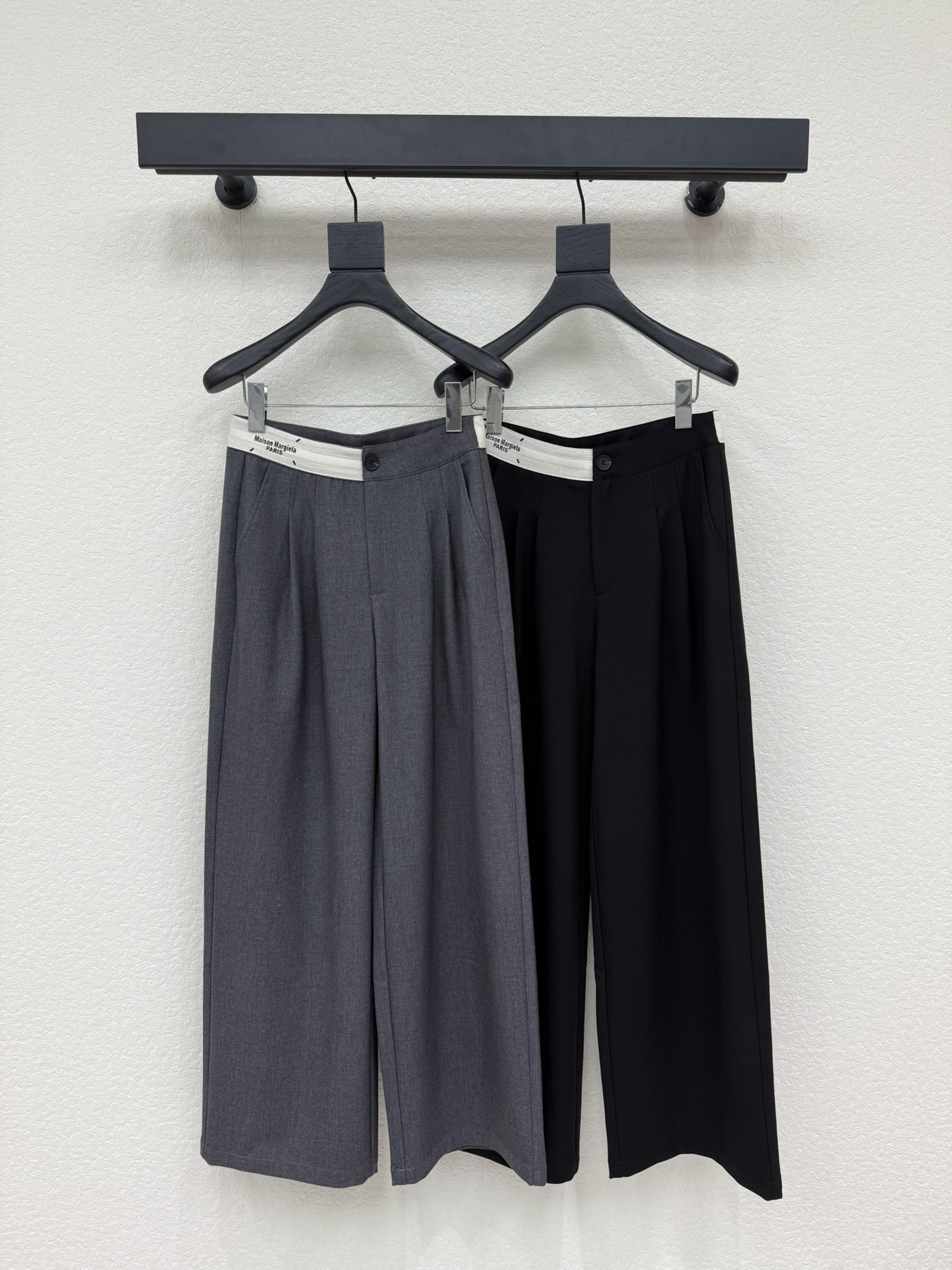 NO:737684,MM6*26 new style casual trousers with contrasting color splicing belt. The color is versatile and high-end. Customized contrasting letters give a high-end sense of casualness. A visual feast. A must-have versatile item for all seasons. Customized yarn-dyed fabric with great texture. Full of lazy style. A must-have item for goddesses!  The version is versatile and not picky, the lines are elongated and the proportions are so beautiful that you don’t want to miss it!  The quality of workmanship depends on the details SML, masion margiela,19860909MM6*26新款撞色拼接腰带休闲西裤 颜色百搭高级 定制撞色字母 尽显高级随意感 视觉盛宴 四季必入的百搭单品 订制色织面料,质感巨好 慵懒范儿十足 女神必入神器！ 版型百搭不挑人 拉长线条比例 上身美的不要不要的！ 做工品质看细节 SML,,masion margiela,,Women's clothing