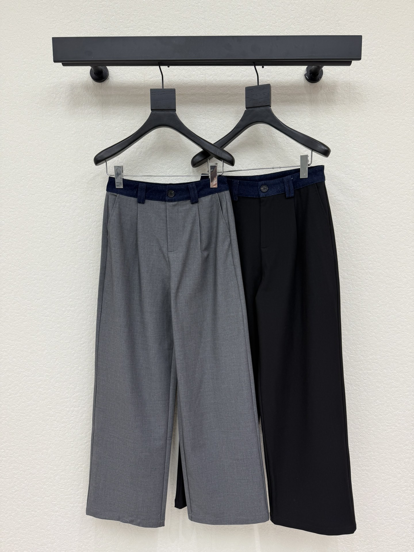 NO:737682,MM6*26 new style casual trousers with spliced ​​belt. Versatile and high-end colors. Customized contrasting waistband. Shows a sense of high-end casualness. Visual feast. A must-have versatile item for all seasons. Customized yarn-dyed fabrics with great texture. Full of lazy style. A must-have item for goddesses!  The version is versatile and not picky, the lines are elongated and the proportions are so beautiful that you don’t want to miss it!  The quality of workmanship depends on the details SML, masion margiela,19860909MM6*26新款拼接腰带休闲西裤 颜色百搭高级 定制撞色腰头 尽显高级随意感 视觉盛宴 四季必入的百搭单品 订制色织面料,质感巨好 慵懒范儿十足 女神必入神器！ 版型百搭不挑人 拉长线条比例 上身美的不要不要的！ 做工品质看细节 SML,,masion margiela,,Women's clothing